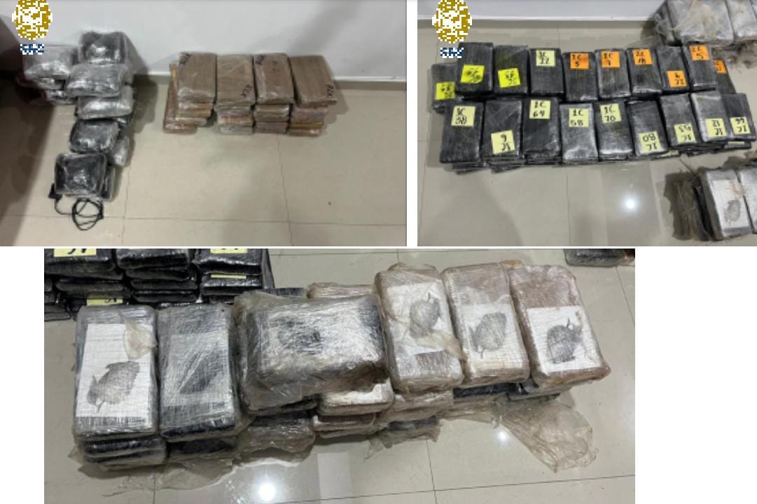 En total se aseguraron 345 kilos de cocaína y se detuvieron a cuatro sujetos (Foto: SSC)