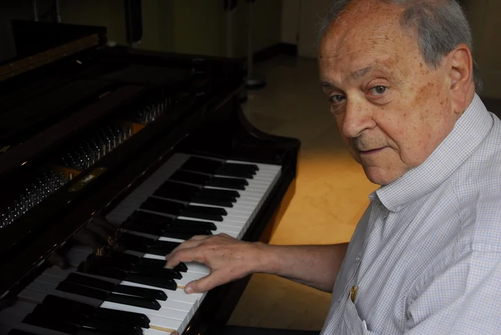 Atilio Stampone compuso música de películas, entre ellas la de La historia oficial de Luis Puenzo, que ganó el Oscar en 1986 