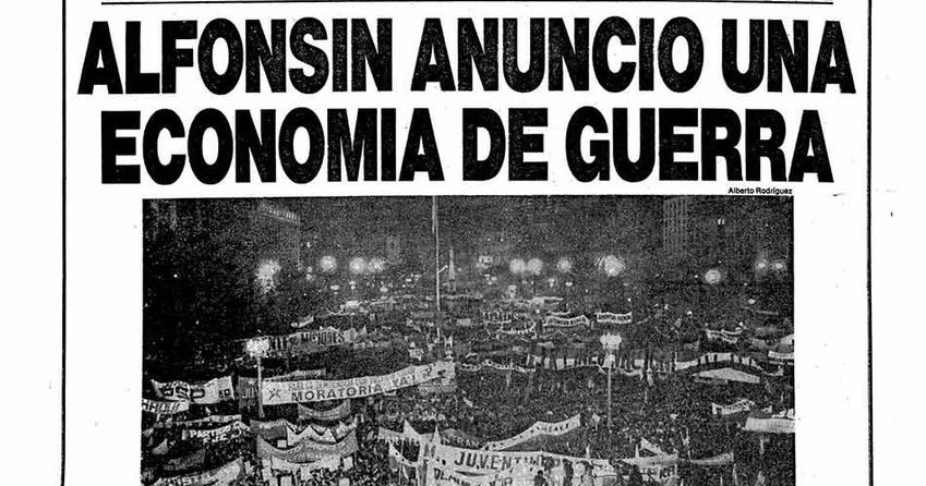 El título con el discurso del presidente Raúl Alfonsín donde anunció la "economía de guerra"