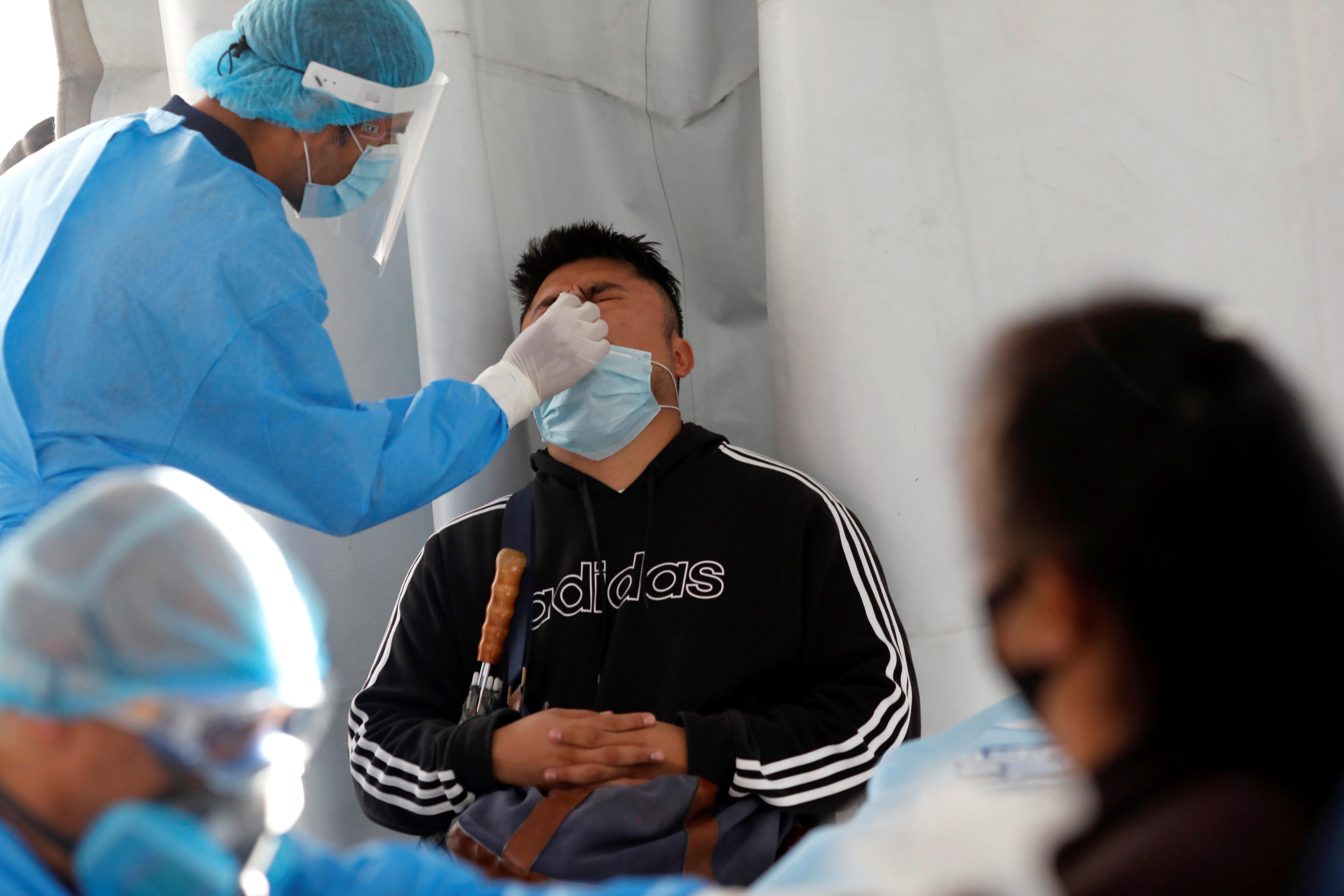 De acuerdo con López-Gatell, la gran mayoría de las personas hospitalizadas por COVID-19 no se encuentran intubadas, pues esta esta proporción representa sólo el 5% del total (Foto: Reuters / Henry Romero)