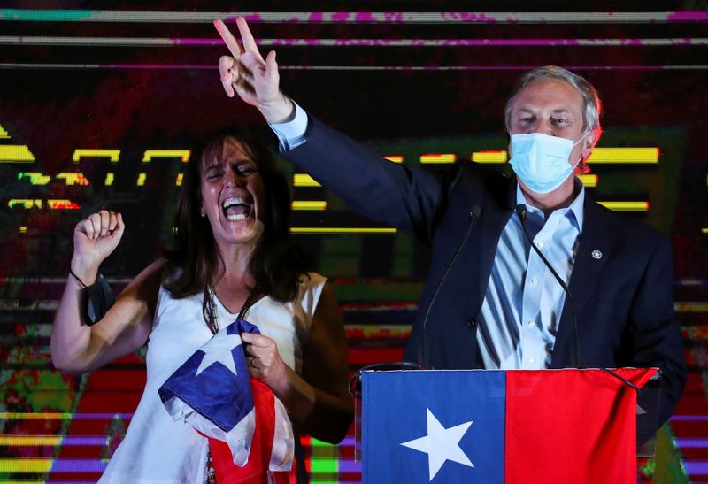 José Antonio Kast celebra junto a su esposa, María Pía Adriasola, tras ganar la primera vuelta electoral. (REUTERS/Iván Alvarado)