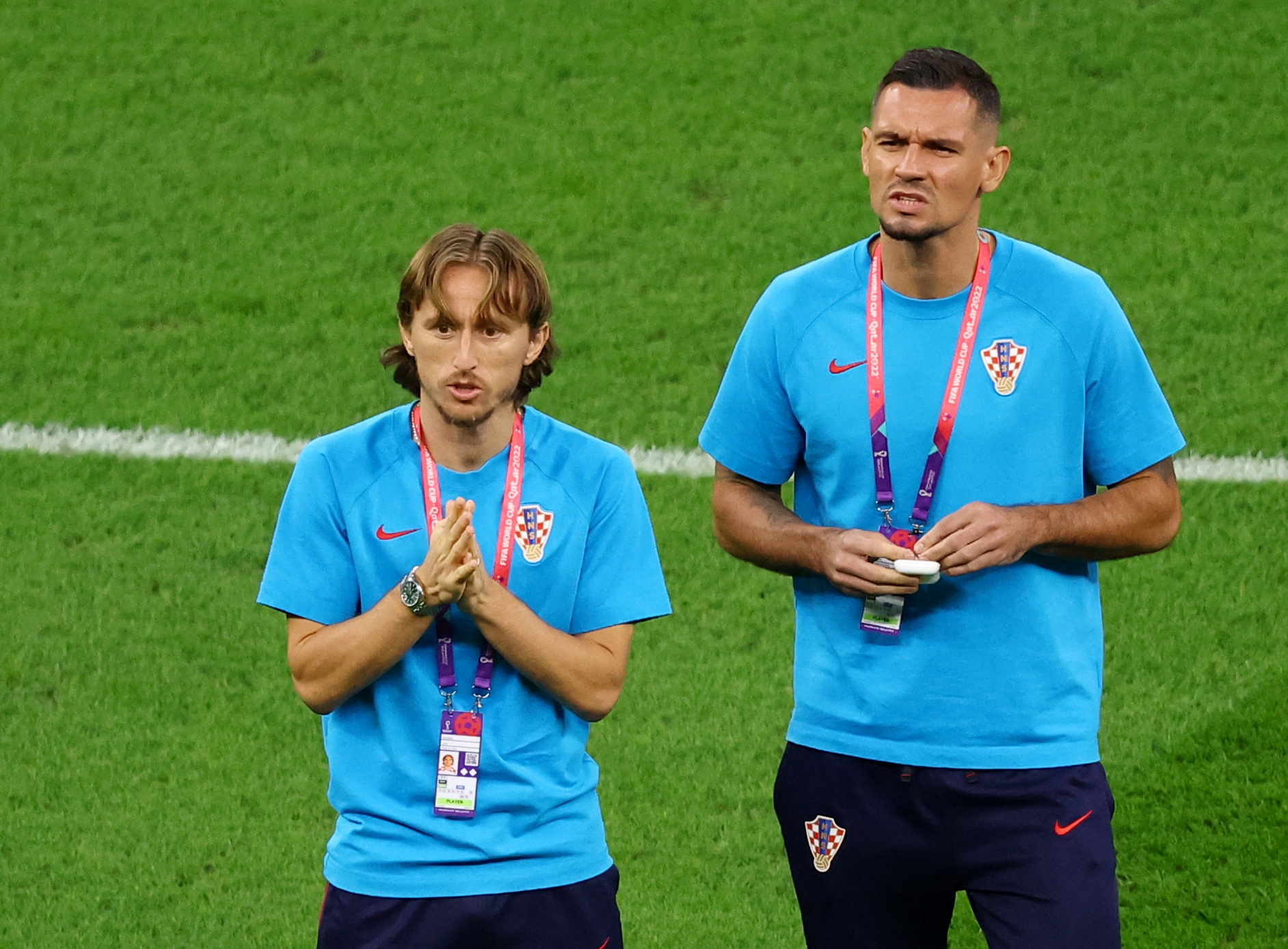 Luka Modric y Dejan Lovren ya reconocieron el campo de juego con el resto de los jugadores croatas (REUTERS/Hannah Mckay)