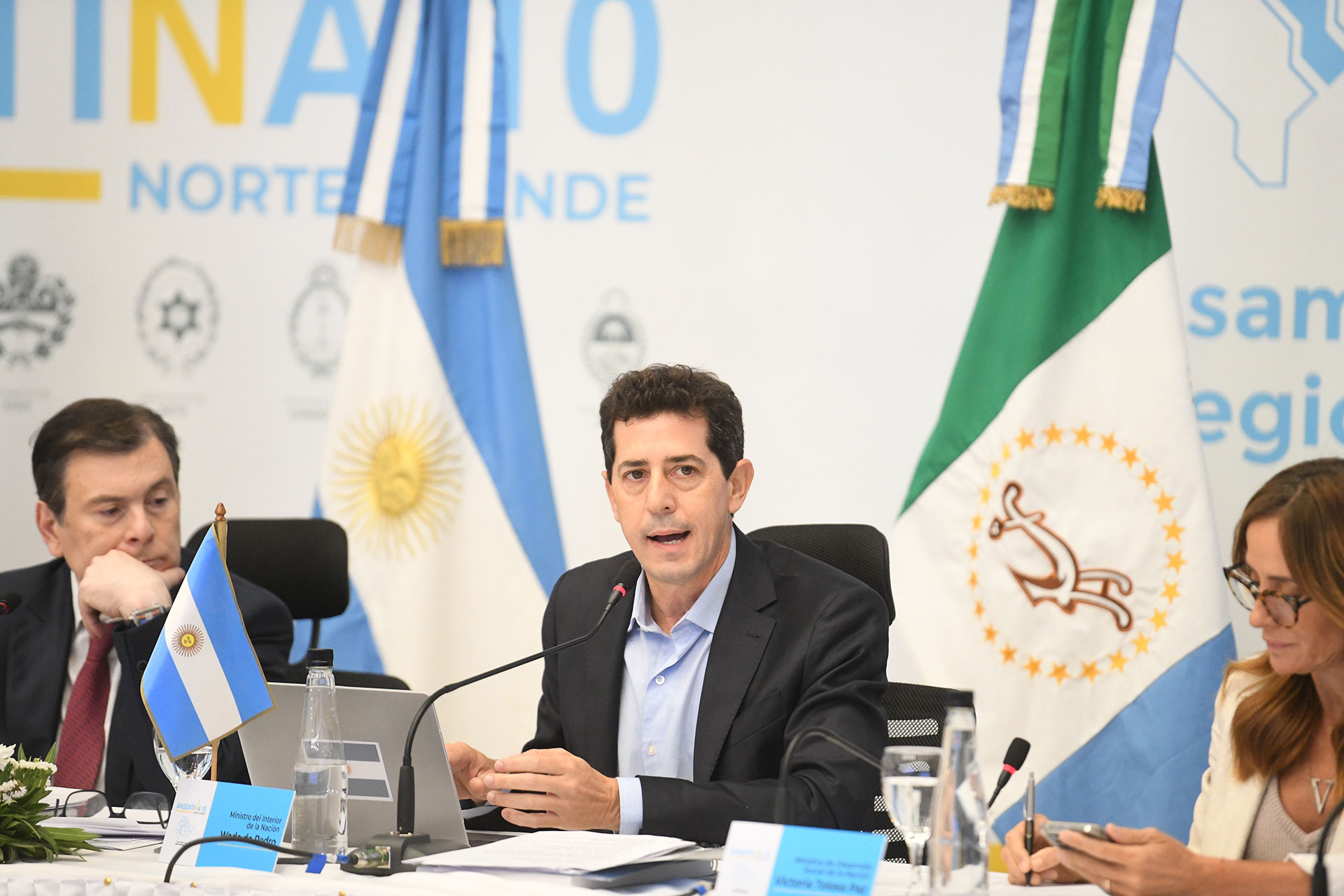 El ministro del Interior, entre el gobernador santiagueño Gerardo Zamora y su par de Desarrollo Social, Victoria Tolosa Paz