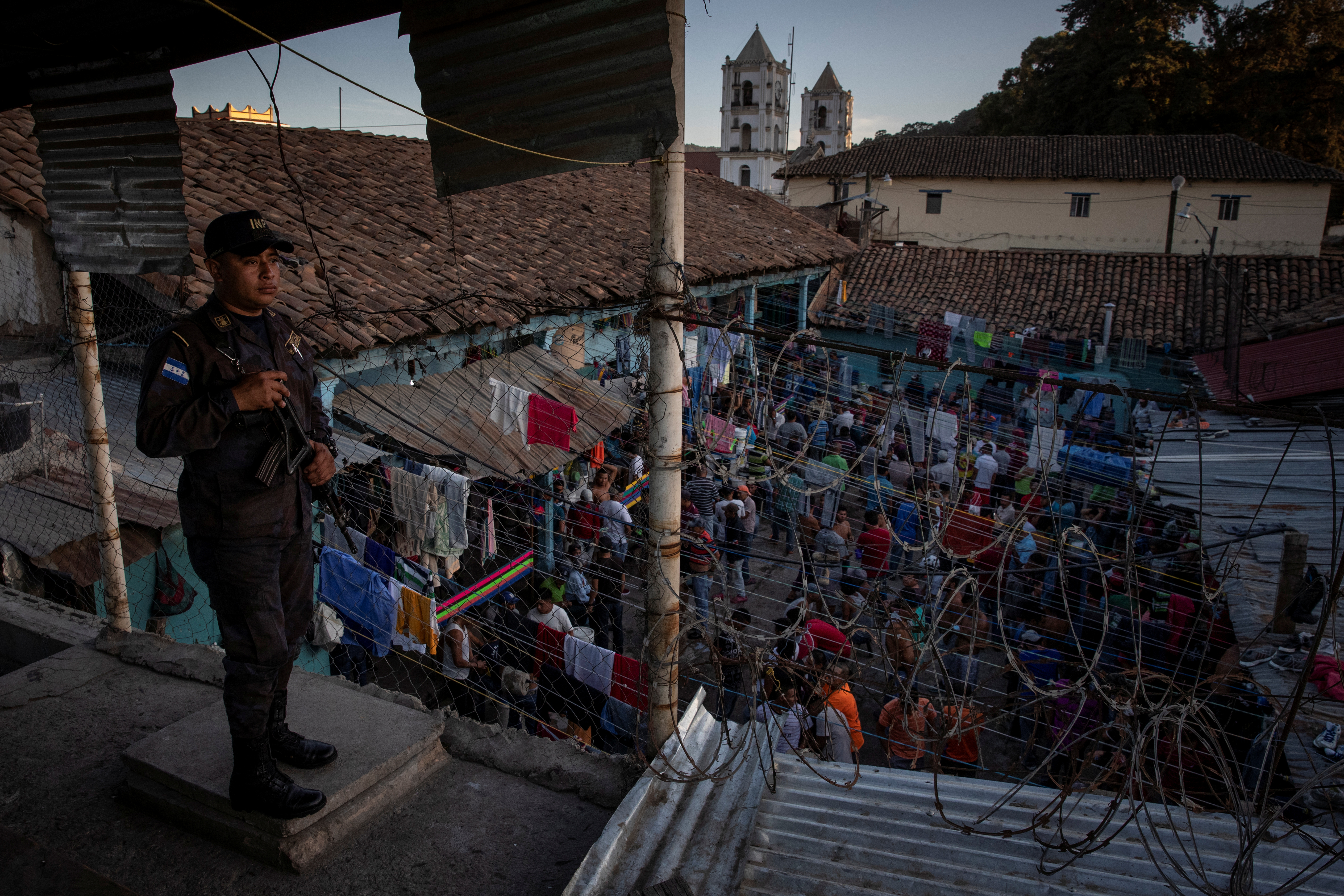 Foto de archivo: Un guardia del Centro Penal de La Esperanza se encuentra sobre un patio abarrotado de reclusos, en La Esperanza, Intibuca, Honduras, el 20 de febrero de 2020 (REUTERS/Adrees Latif)