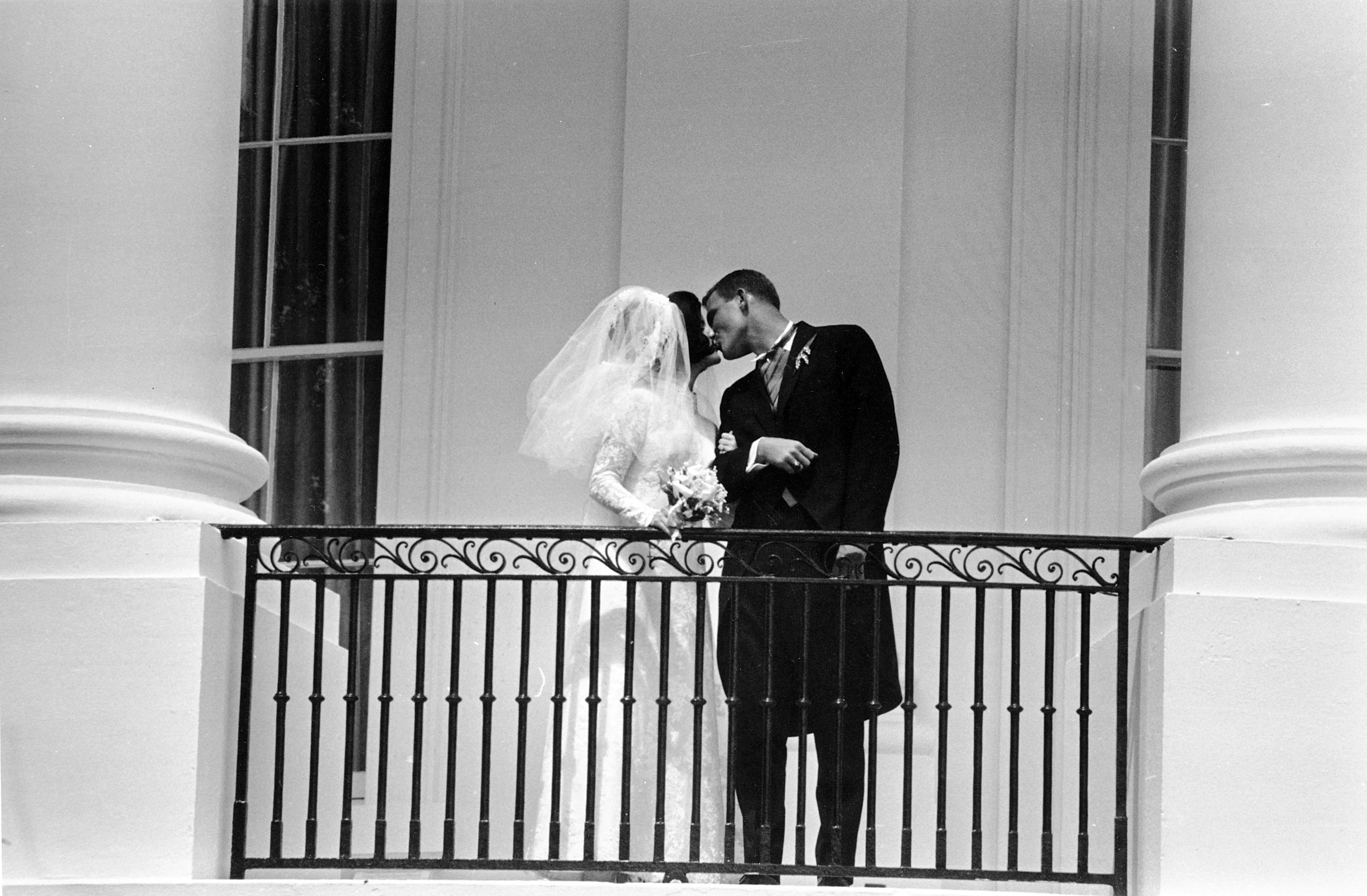 Los recién casados Luci Baines Johnson y Patrick J. Nugent se besan en el balcón de la Casa Blanca en Washington, el 6 de agosto de 1966. (AP)