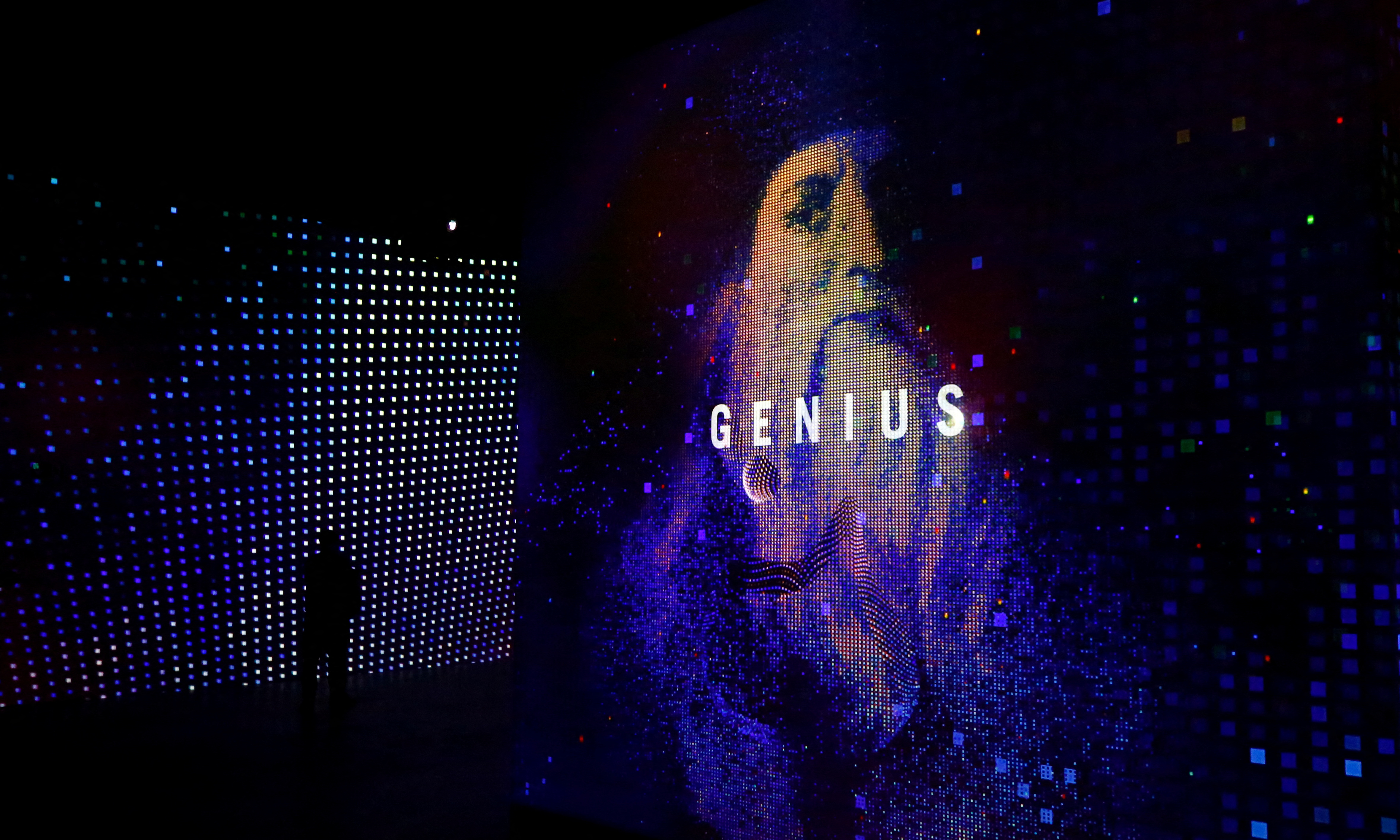 La gente asiste a una vista previa antes de la apertura de un nuevo espectáculo interactivo de alta tecnología que invita a los visitantes a la mente y el genio de Leonardo da Vinci en Berlín, Alemania. REUTERS/Joachim Herrmann