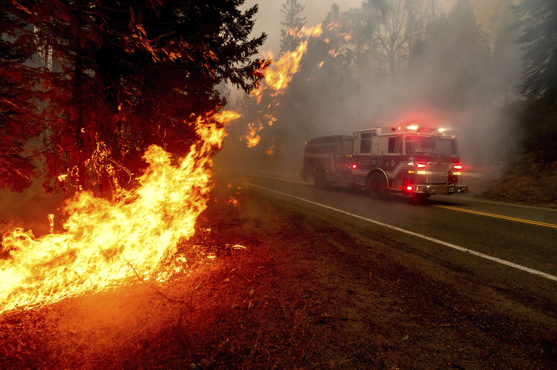 “En los últimos 33 años, no hemos visto un solo año sobrepasar los dos millones de acres hasta este año”, dijo la portavoz de Cal Fire Lynne Tolmachoff. “Esto definitivamente es récord y aún no nos hemos acercado al final de la temporada de incendios”. (AP Photo/Noah Berger)