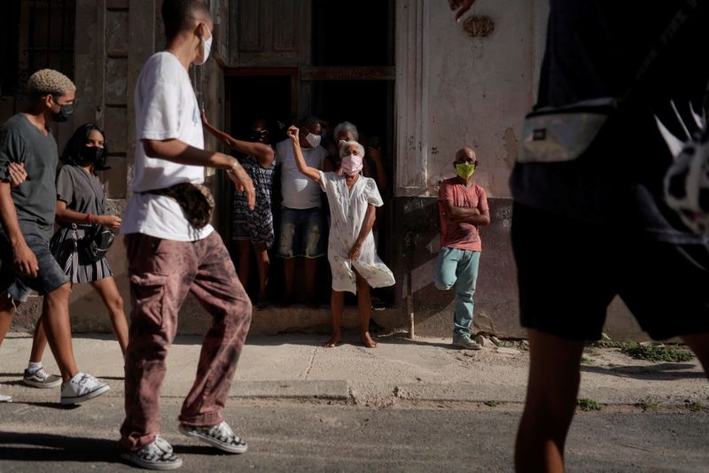 Gente grita consignas durante una protesta contra el gobierno, en La Habana, el 11 de julio de 2021 (REUTERS/Alexandre Meneghini)