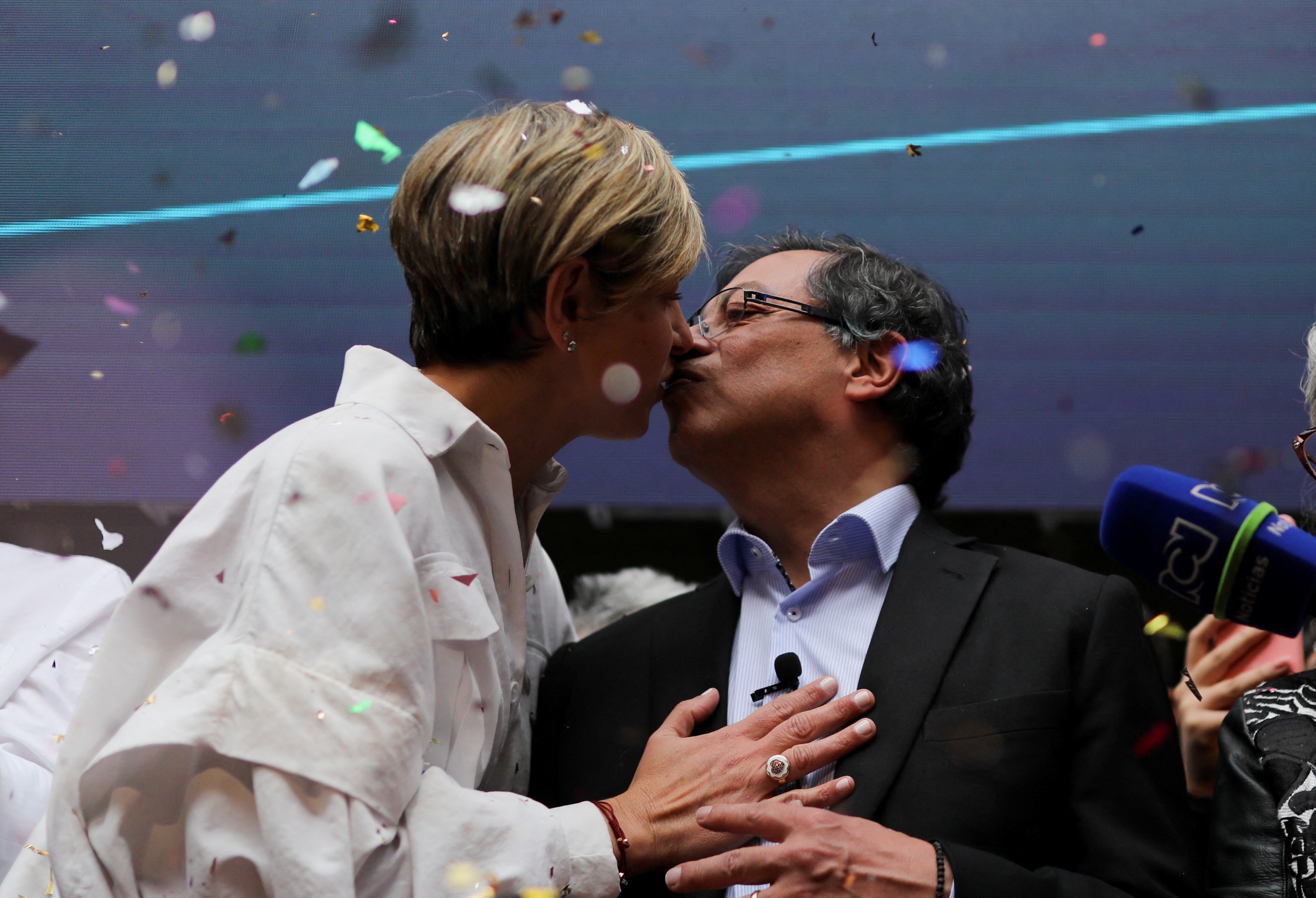 Gustavo Petro besa a su esposa, Verónica Alcocer. REUTERS/Luisa Gonzalez