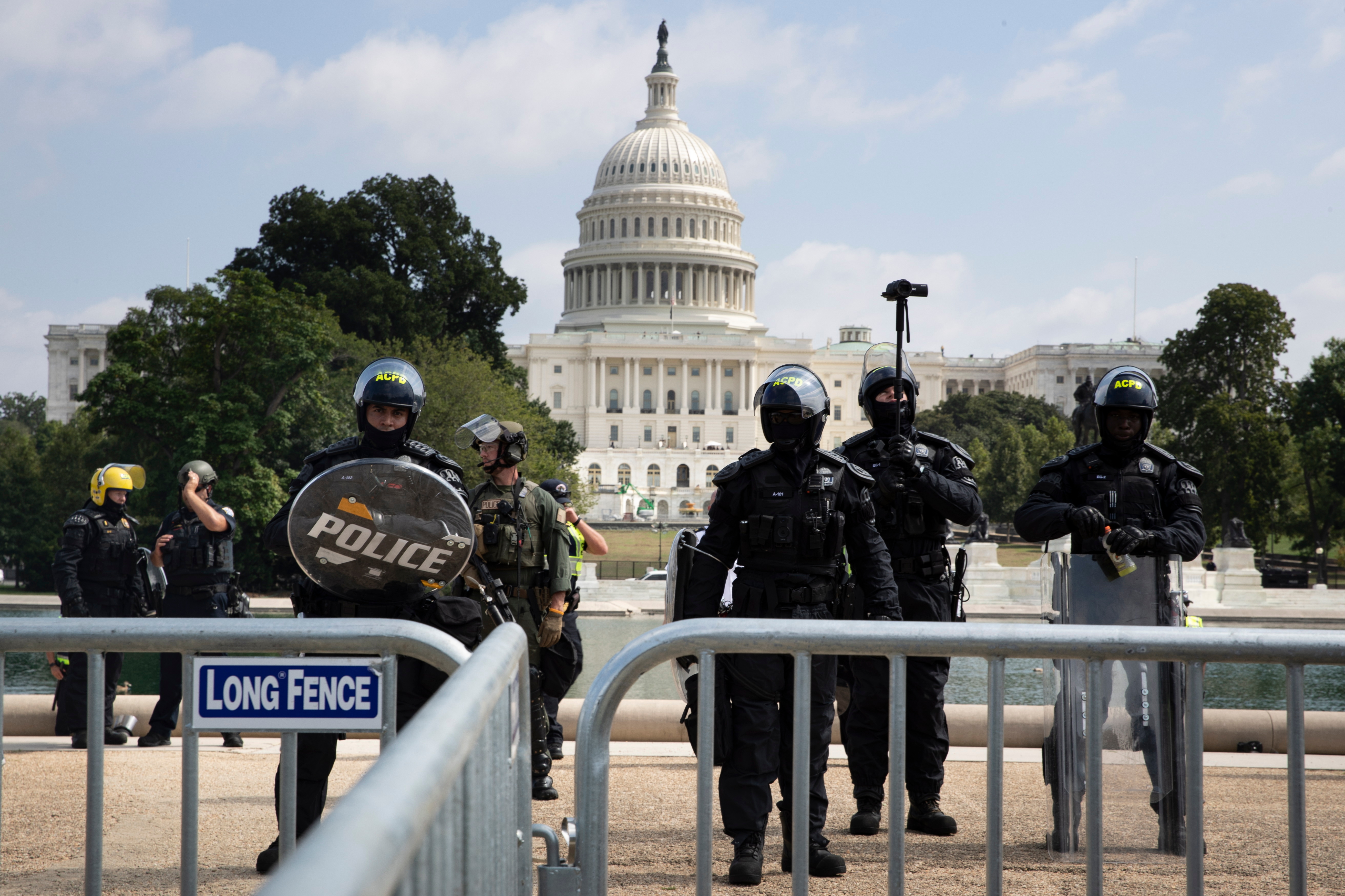 Un grupo de policías a las afueras del Capitolio en Washington, en una fotografía de archivo. EFE/Michael Reynolds/Archivo 