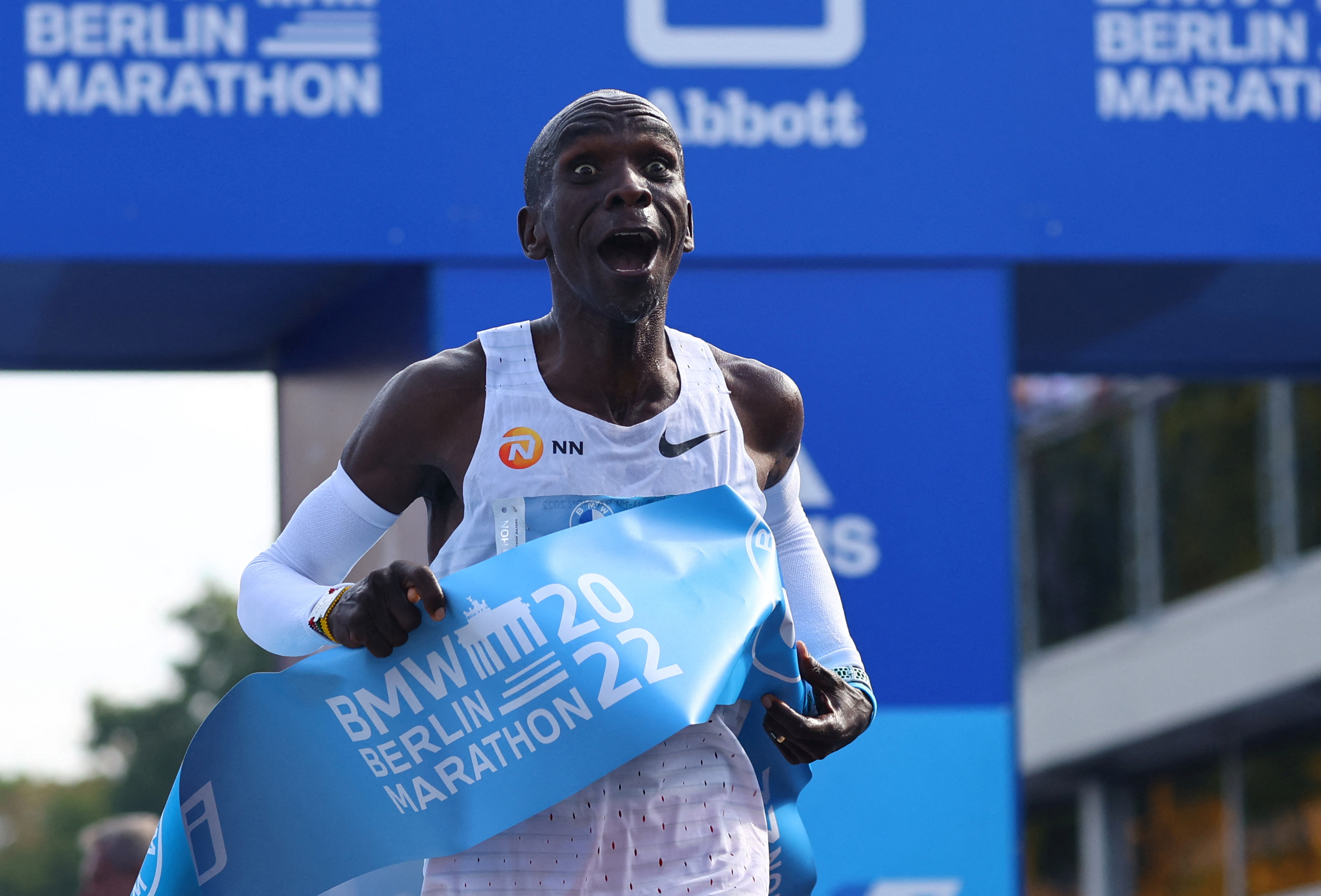 Eliud Kipchoge conquistó el primer puesto en 15 maratones de los 17 en los que participó (REUTERS/Fabrizio Bensch)
