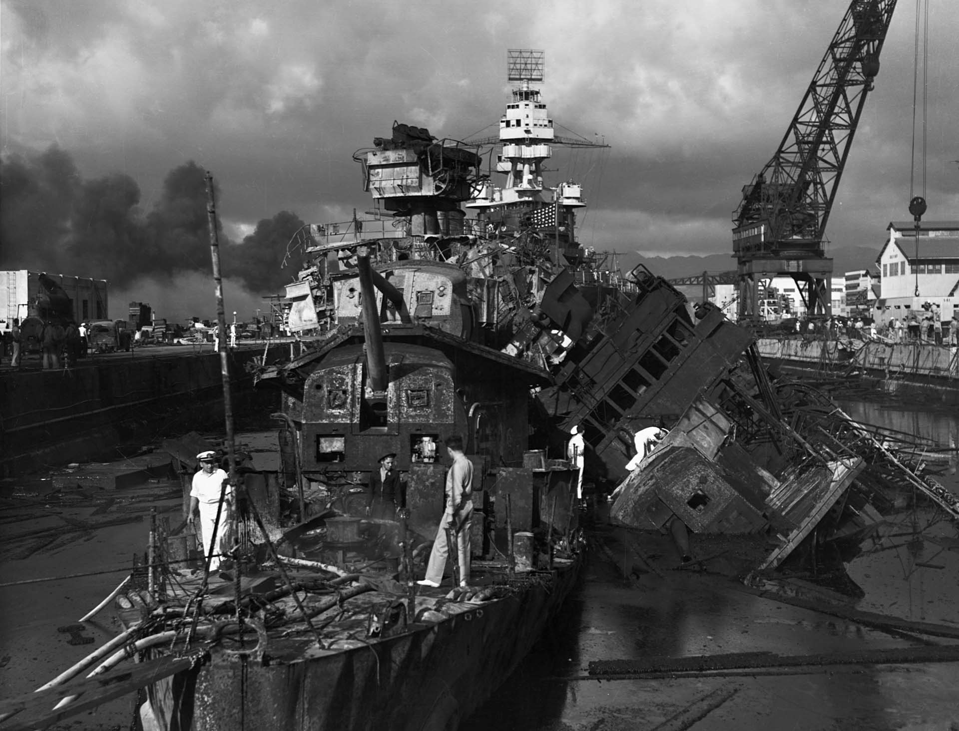 El buque USS Cassin (izquierda) y el USS Downes (derecha), convertidos en una pila de chatarra luego del bombardeo japonés (Photo by © CORBIS/Corbis via Getty Images)