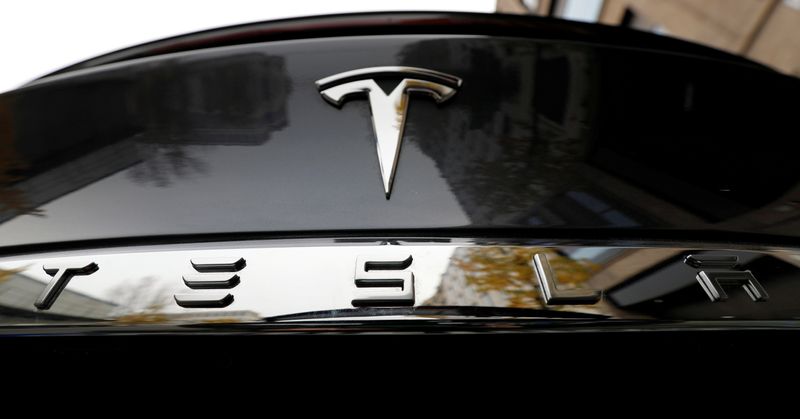 IMAGEN DE ARCHIVO. El logo de Tesla es fotografiado en el auto eléctrico de la compañía Model X, en Berlín, Alemania, Noviembre 13, 2019.  REUTERS/Fabrizio Bensch/