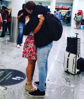 La pareja logró encontrarse en el aeropuerto (Foto: IG la_vida_es_viajar)