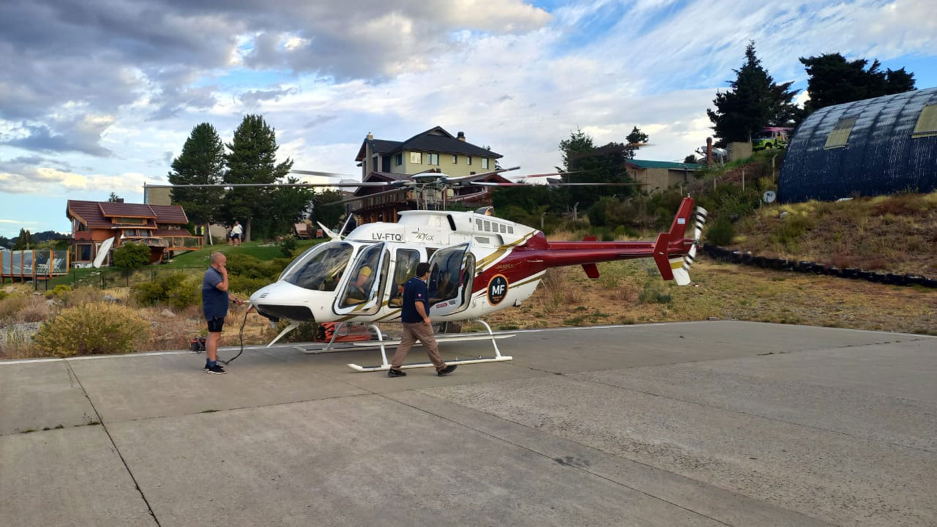 Un helicóptero afectado al combate de los incendios forestales que siguen activos en la región patagónica se encargó de trasladar a la turista platense que finalmente sufrió la amputación de su pie izquierdo. 
