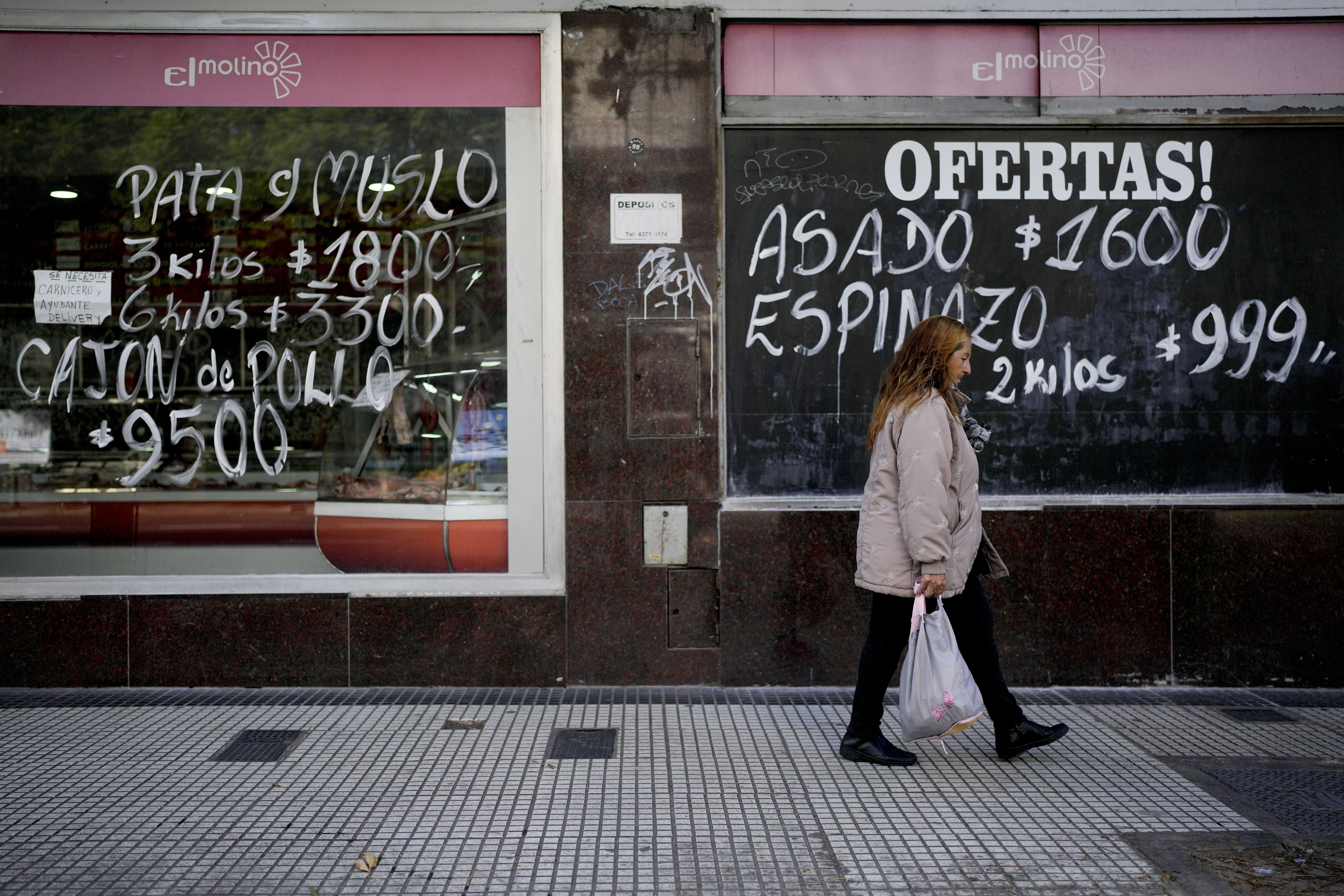 Según un informe reciente de Seguridad Alimentaria del Banco Mundial, Argentina ha experimentado una tasa de inflación anual del 107% en los precios de los alimentos (Foto AP/Natacha Pisarenko)