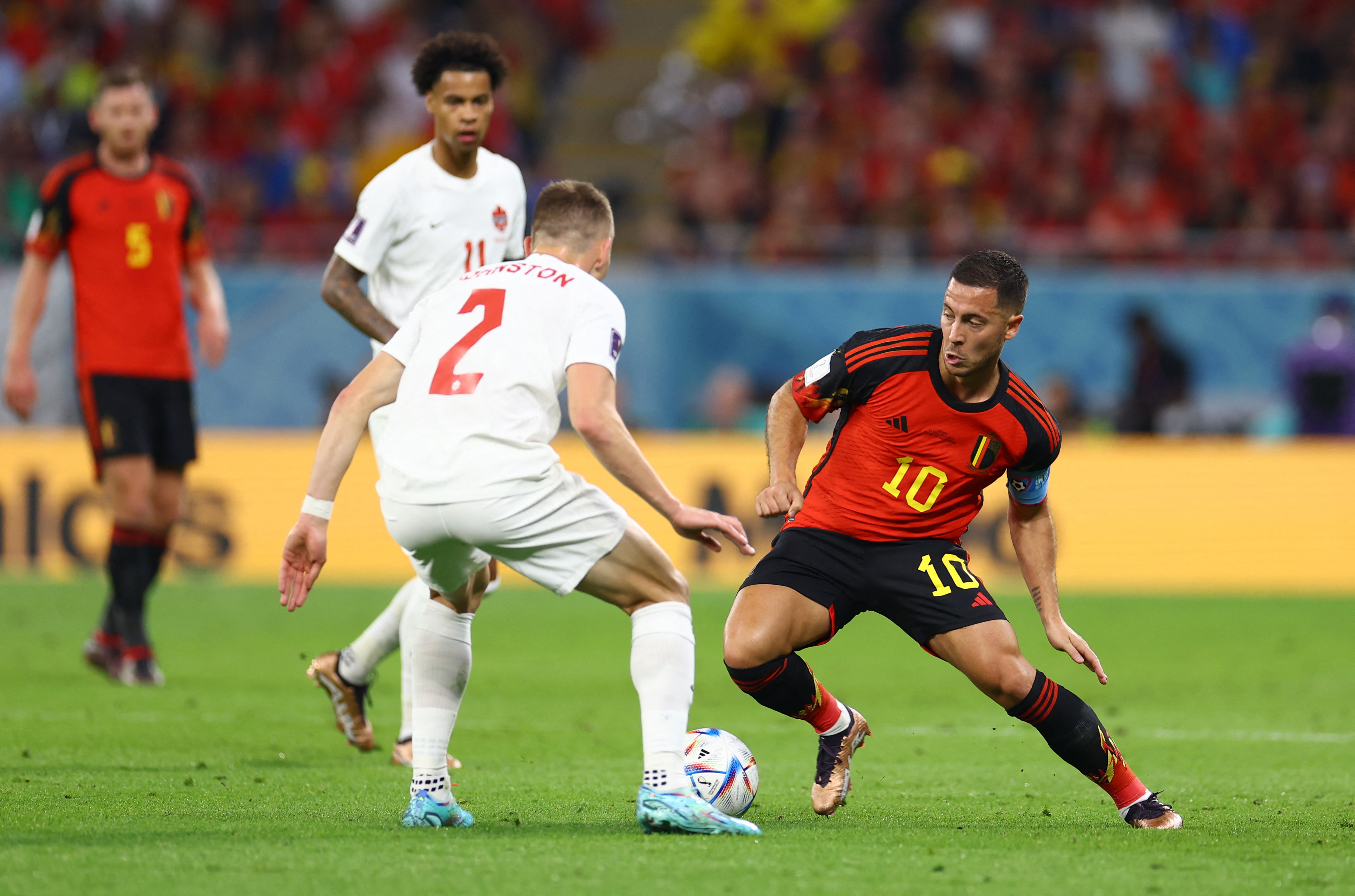 Eden Hazard intenta pasar la marca del canadiense Alistair Johnston (REUTERS/Siphiwe Sibeko)