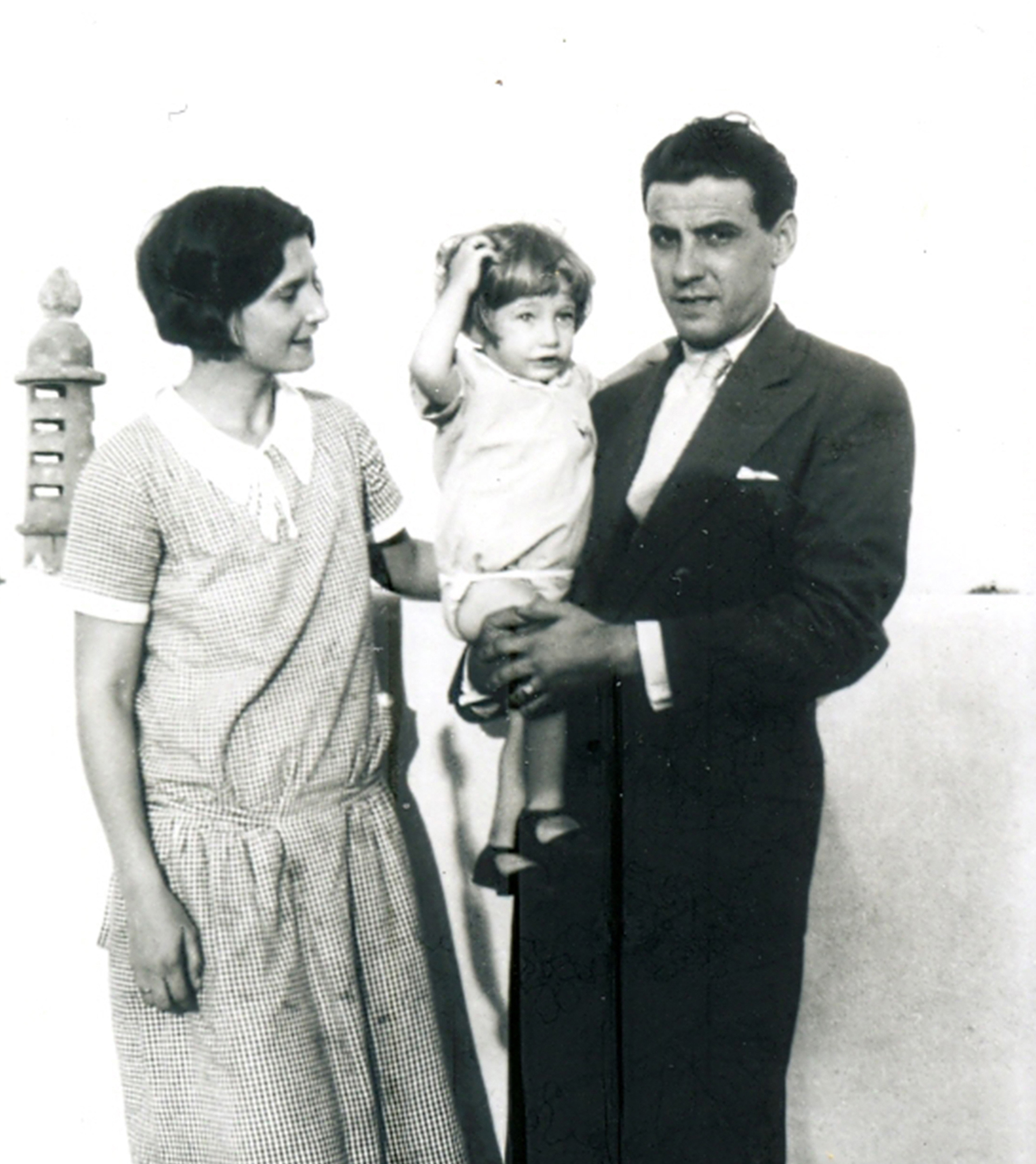 Con su mujer e hijo en los inicios de su obra. (Crédito: Archivos de la Fundación Logosófica)