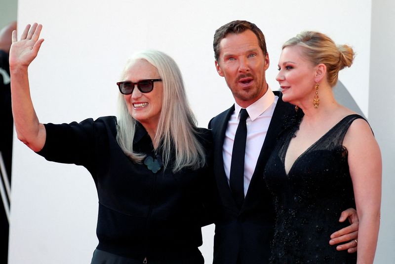 Jane Campion y dos de los protagonistas de "El poder del perro", Benedict Cumberbatch y Kirsten Dunst, en el Festival de Venecia (REUTERS/Yara Nardi)