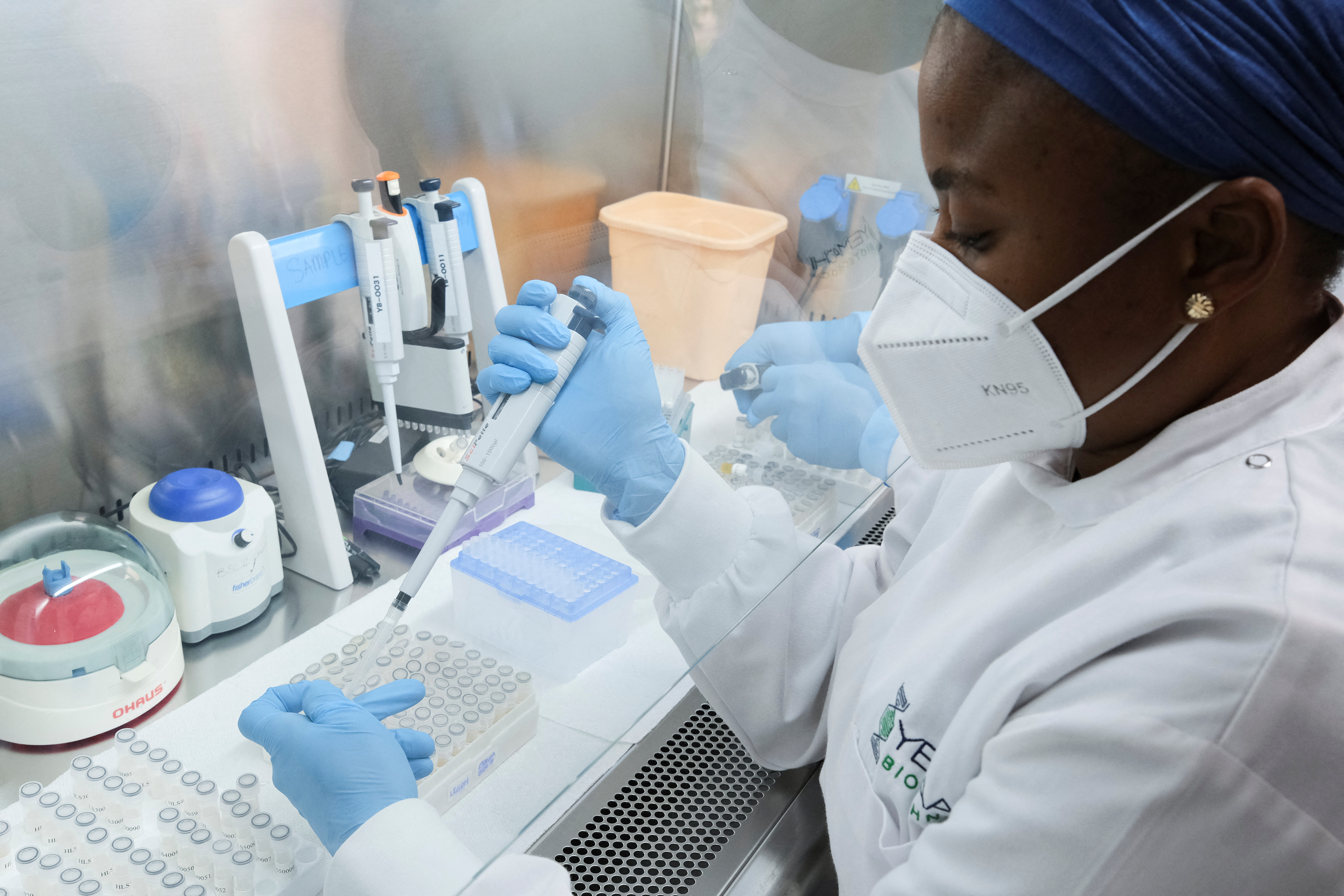 Expertos de BionTech y Roche avanzan en una vacuna contra el cáncer (REUTERS/Francis Kokoroko)