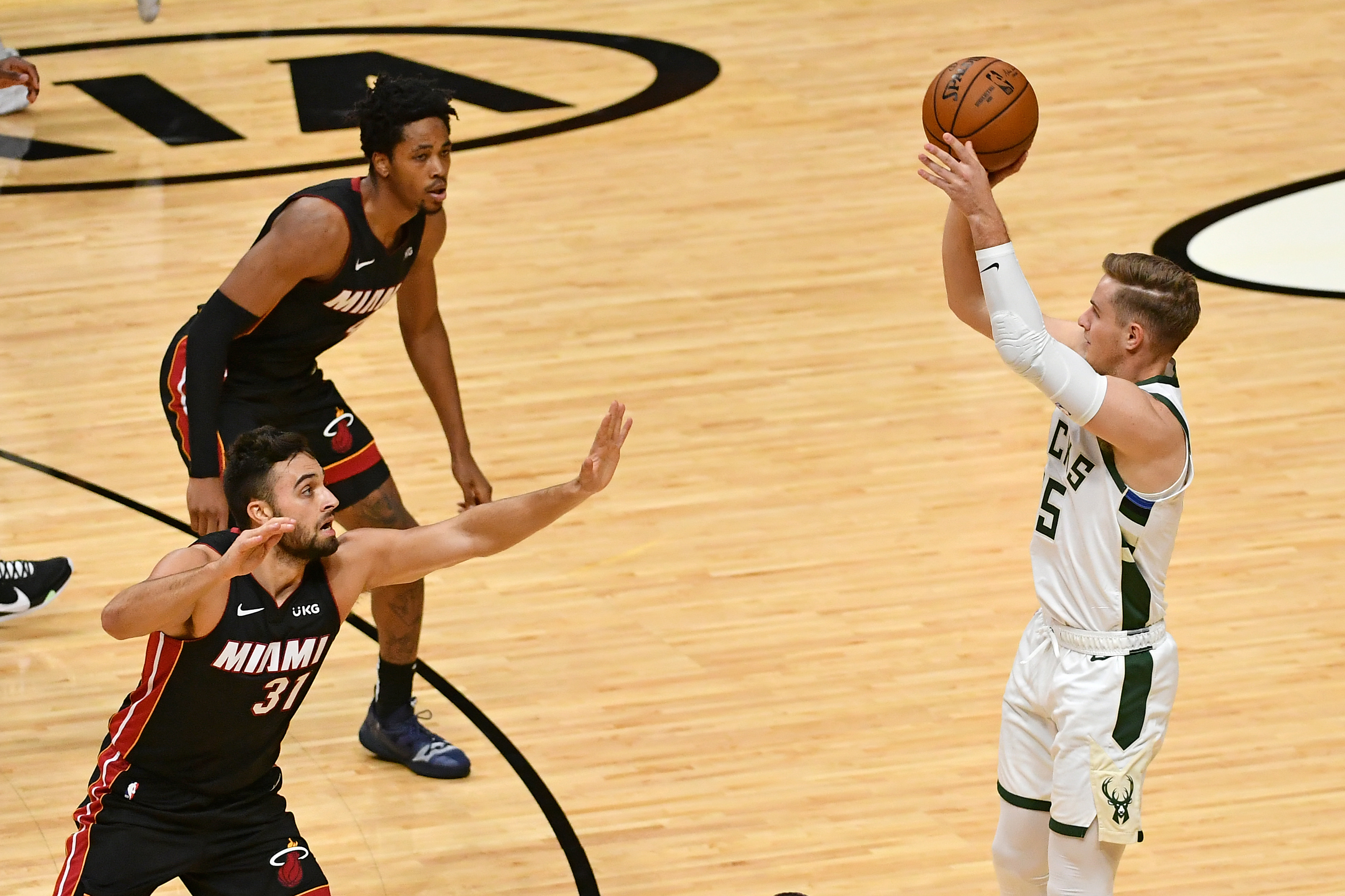 Récord histórico en la NBA: los Milwaukee Bucks anotaron 29 triples en su triunfo sobre Miami Heat