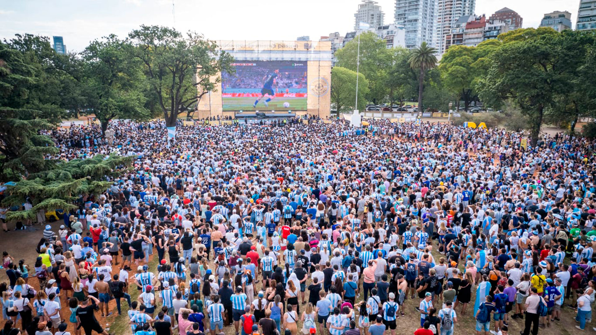 Una multitud asistió a la plaza Francisco Seeber (rebautizada como Plaza Emoción Mundial) para ver el partido entre Argentina y Polonia. (GCBA)