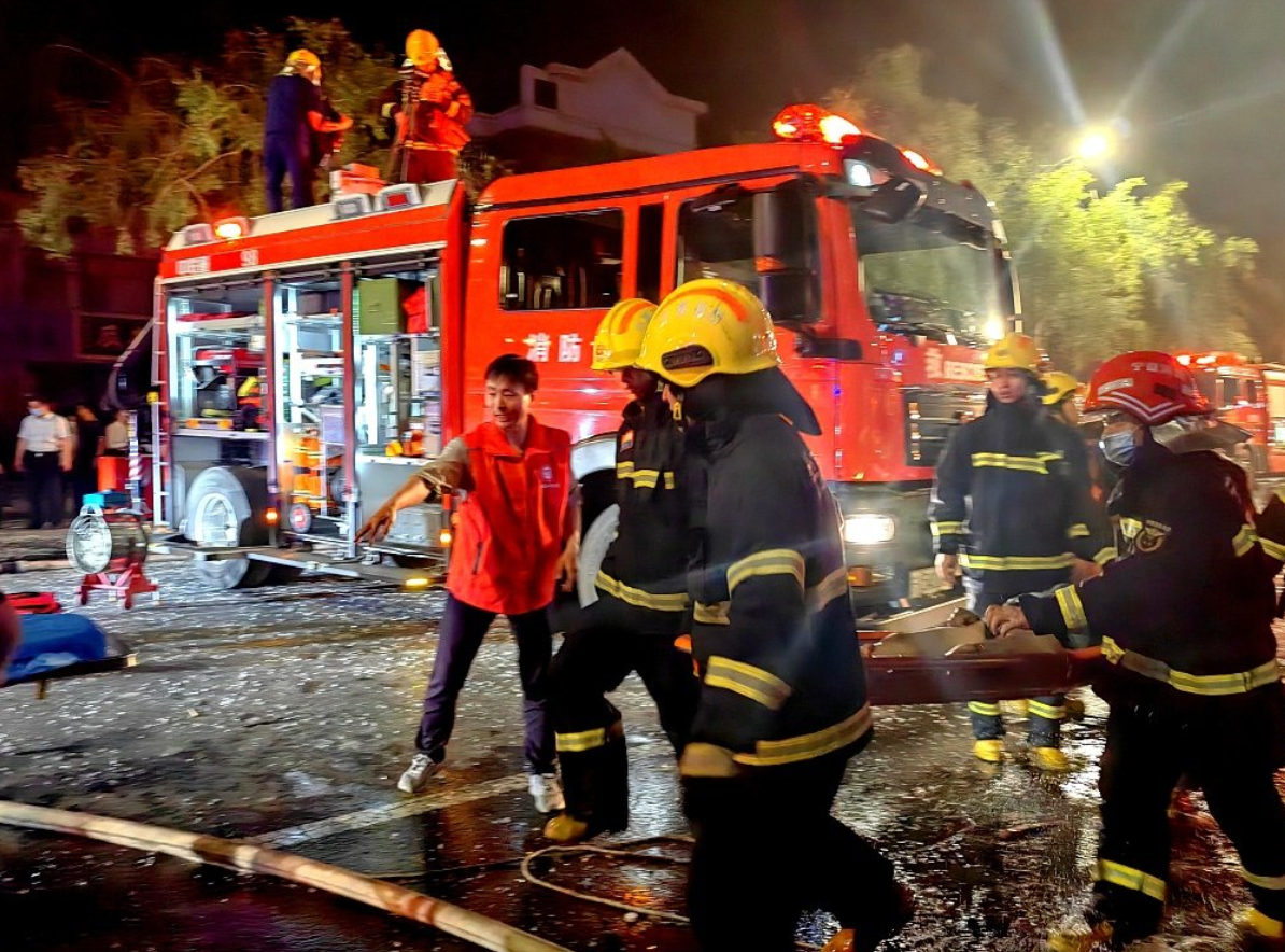 El Ministerio de Gestión de Emergencias indicó que los servicios locales de bomberos y rescate enviaron a más de 100 personas y 20 vehículos al lugar tras la explosión.