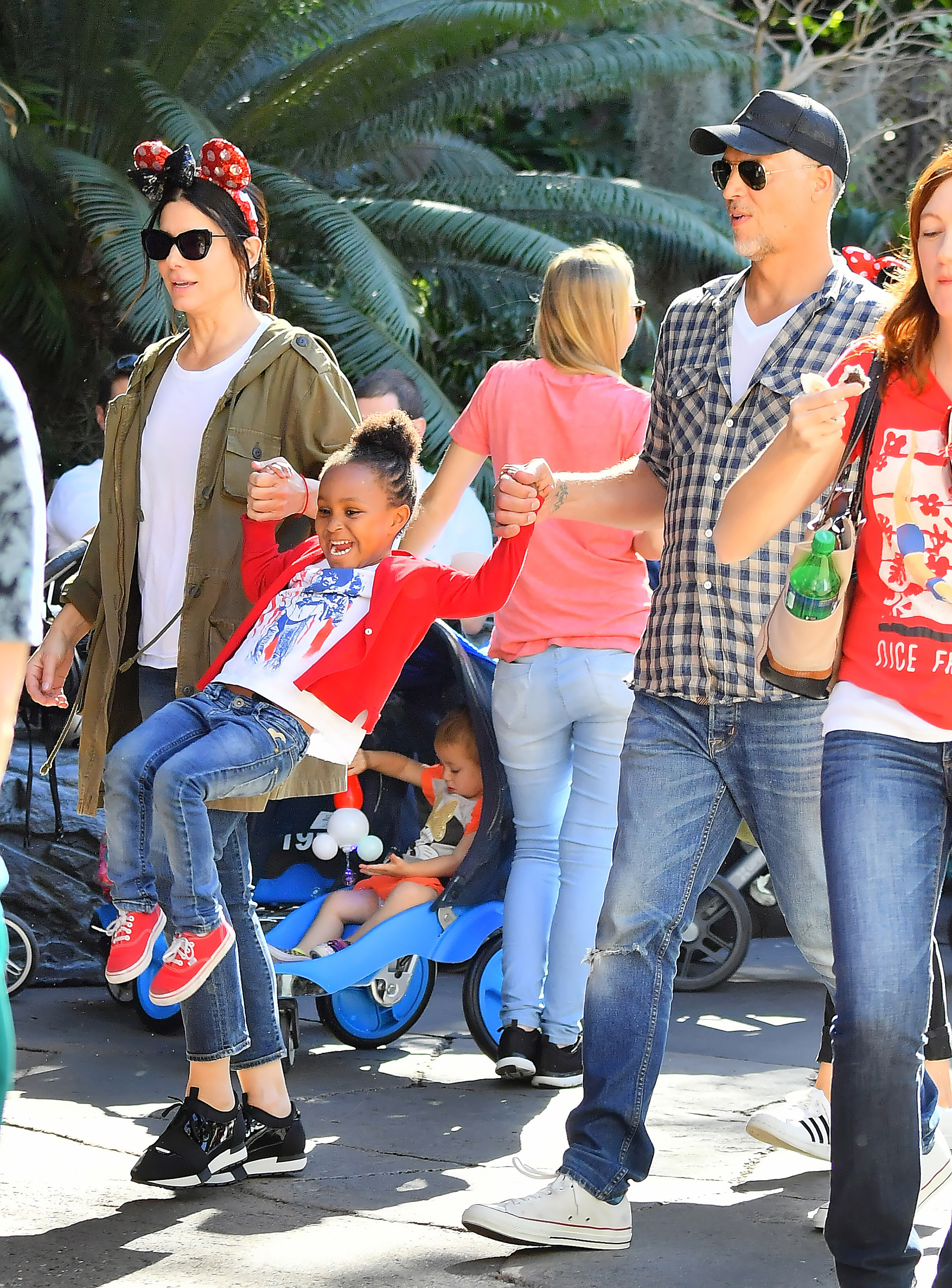 Sandra Bullock y su novio Bryan Randall con Laila en Disneyland (The Grosby Group)