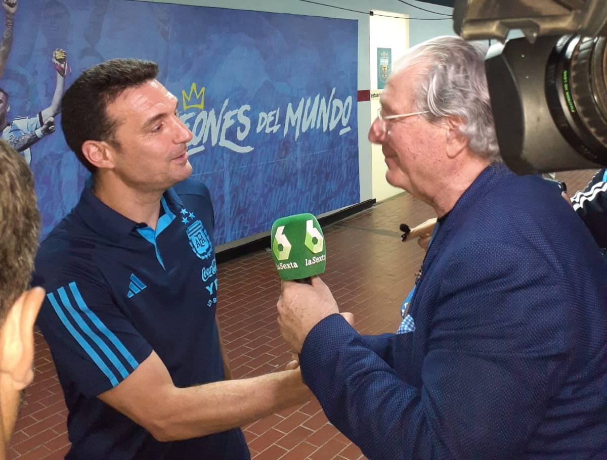Jorge D'Alessandro entrevista a Lionel Scaloni en la zona mixta tras el amistoso entre Argentina y Panamá (Infobae)