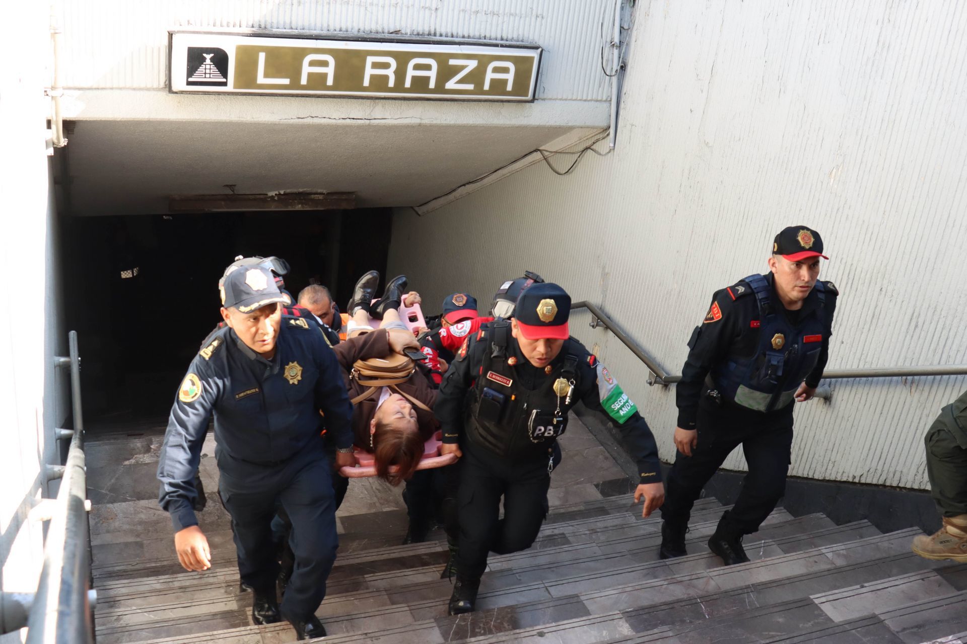  Servicios de emergencia se movilizaron para trasladar a las personas heridas del choque de trenes del Metro ocurrido entre las estaciones Potrero y La Raza. 
FOTO: ROGELIO MORALES/CUARTOSCURO.COM