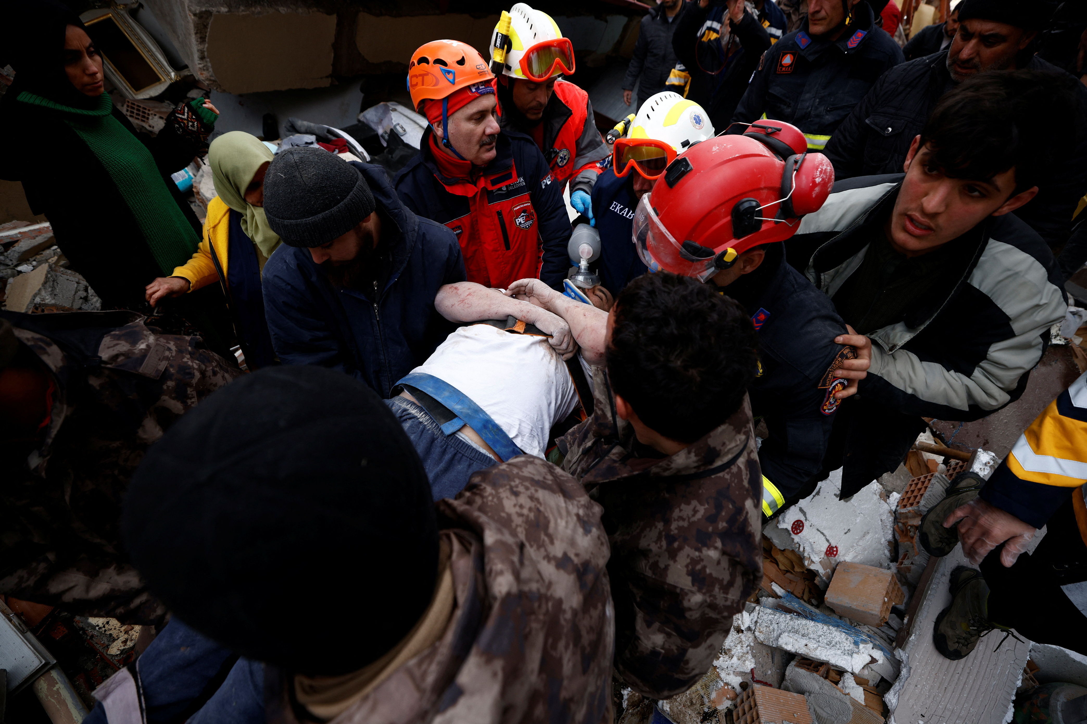 Un hombre rescatado por los socorristas (REUTERS/Guglielmo Mangiapane)