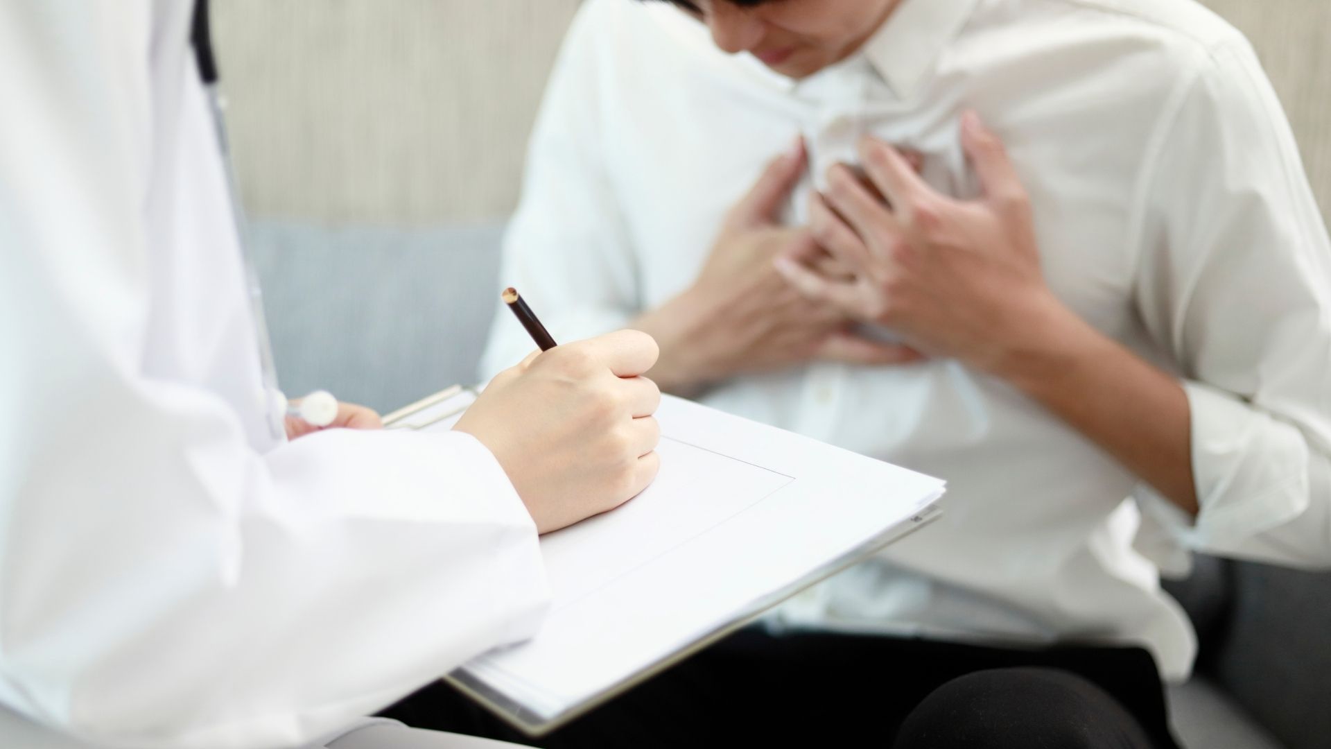 Los síntomas de infarto suelen aparecer de forma menos intensas en mujeres que en hombres (Getty)