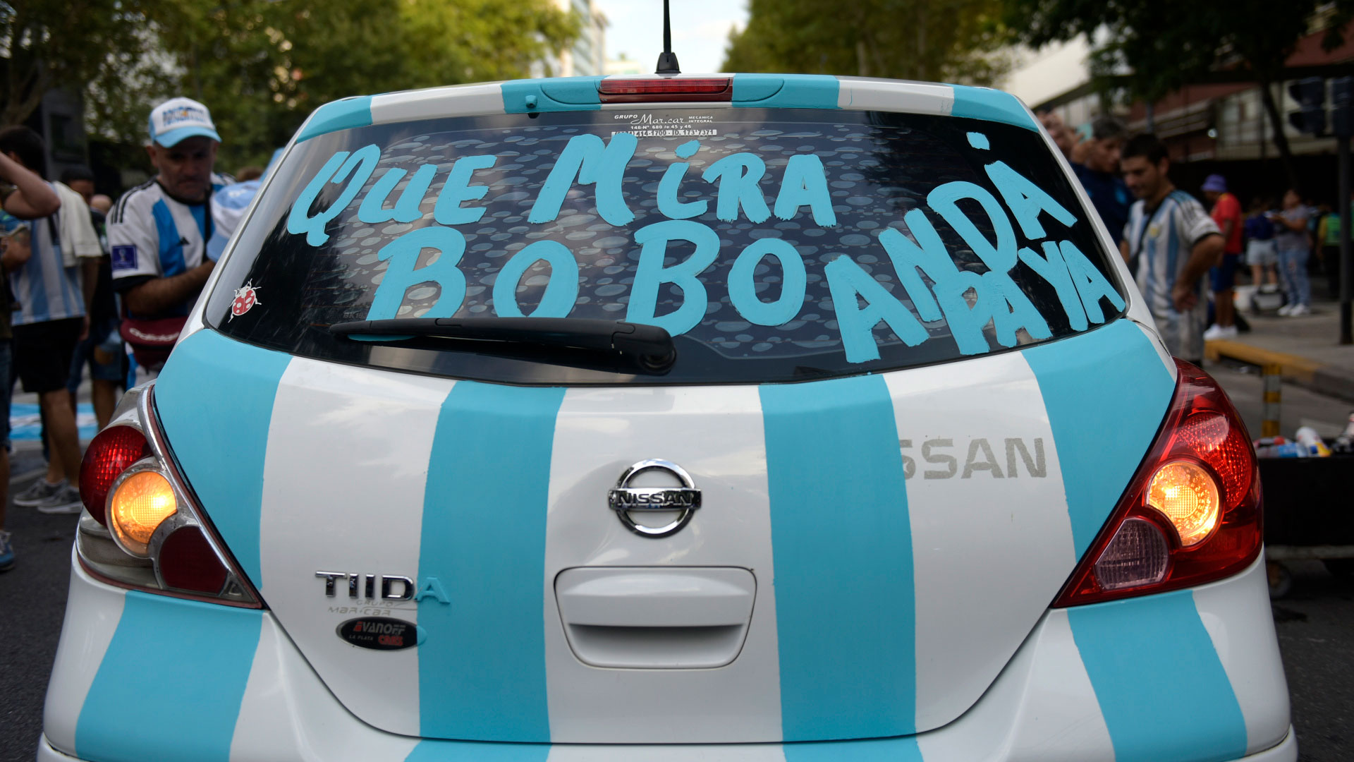 A fan tuned his car with the albiceleste colors.  On the front he plotted the three stars