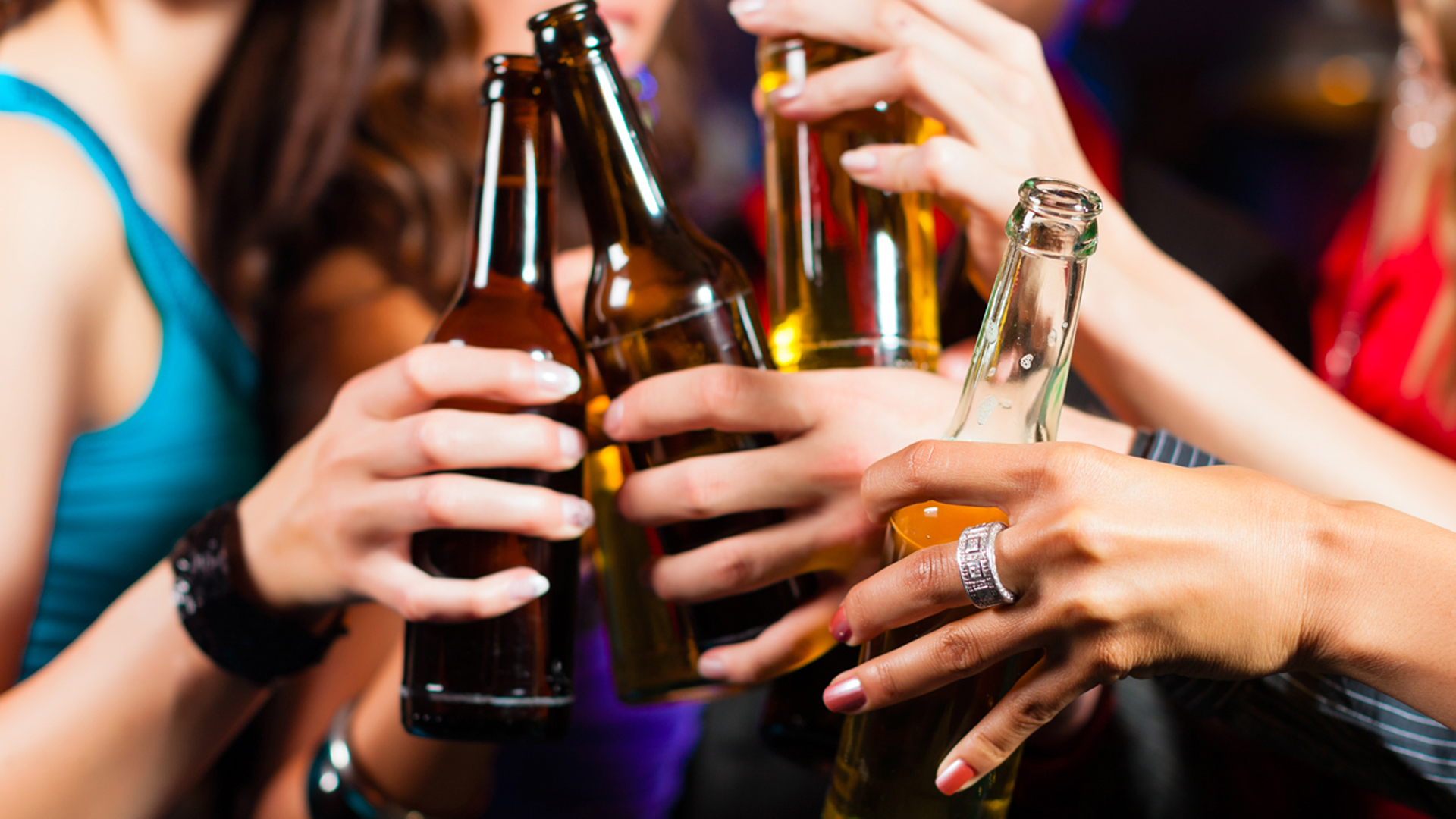En Europa, la mayor parte del alcohol se consume en los hogares y no en bares, restaurantes o pubs (Archivo)