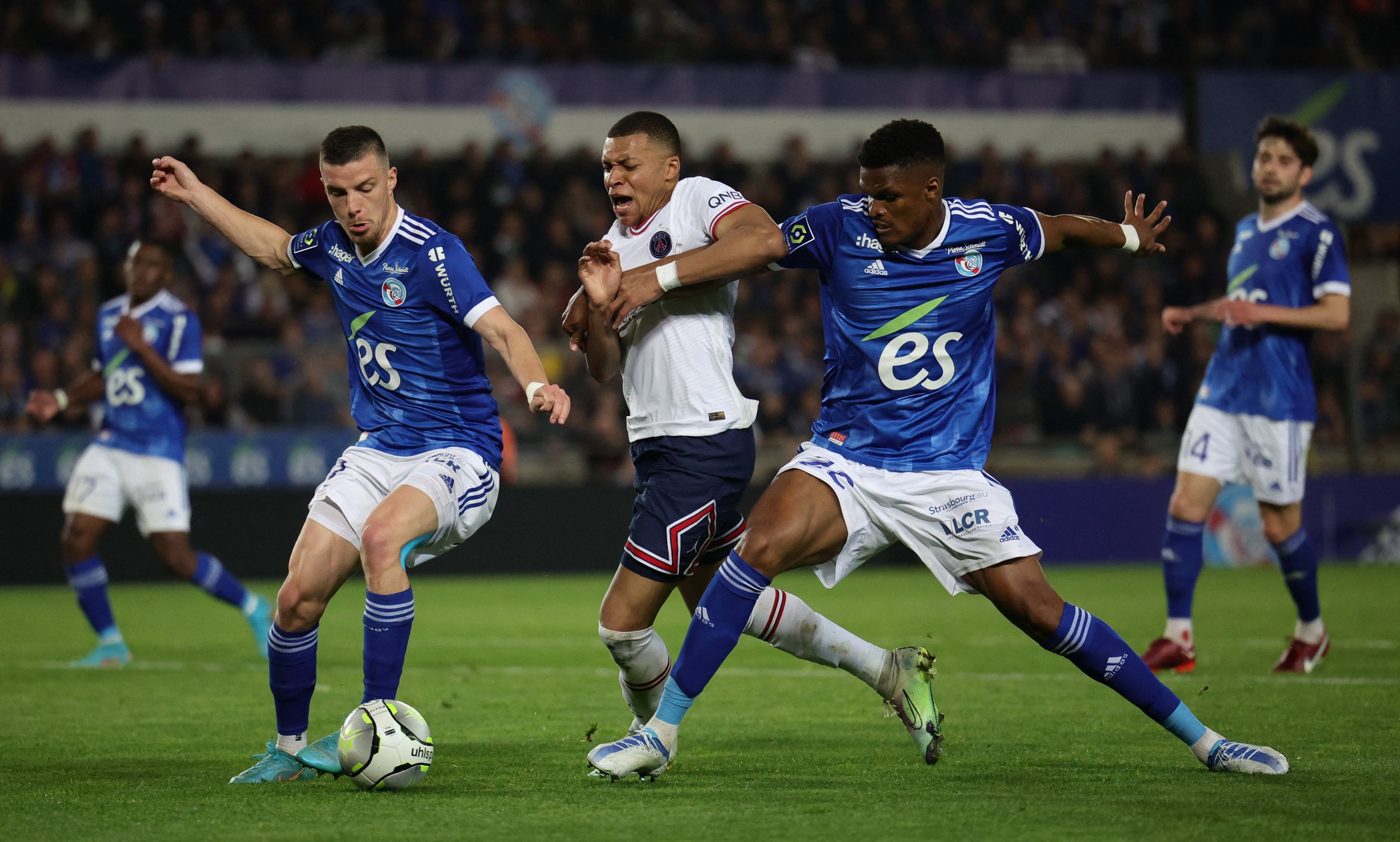 Kylian Mbappé tuvo que luchar contra el férrea defensa del Racing de Estrasburgo pero anotó dos goles (Foto: REUTERS)