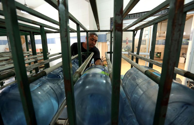FOTO DE ARCHIVO. Imagen referencial de un trabajador ordenando botellas, en una empresa de Buenos Aires, Argentina. 25 de octubre de 2018. REUTERS/Marcos Brindicci
