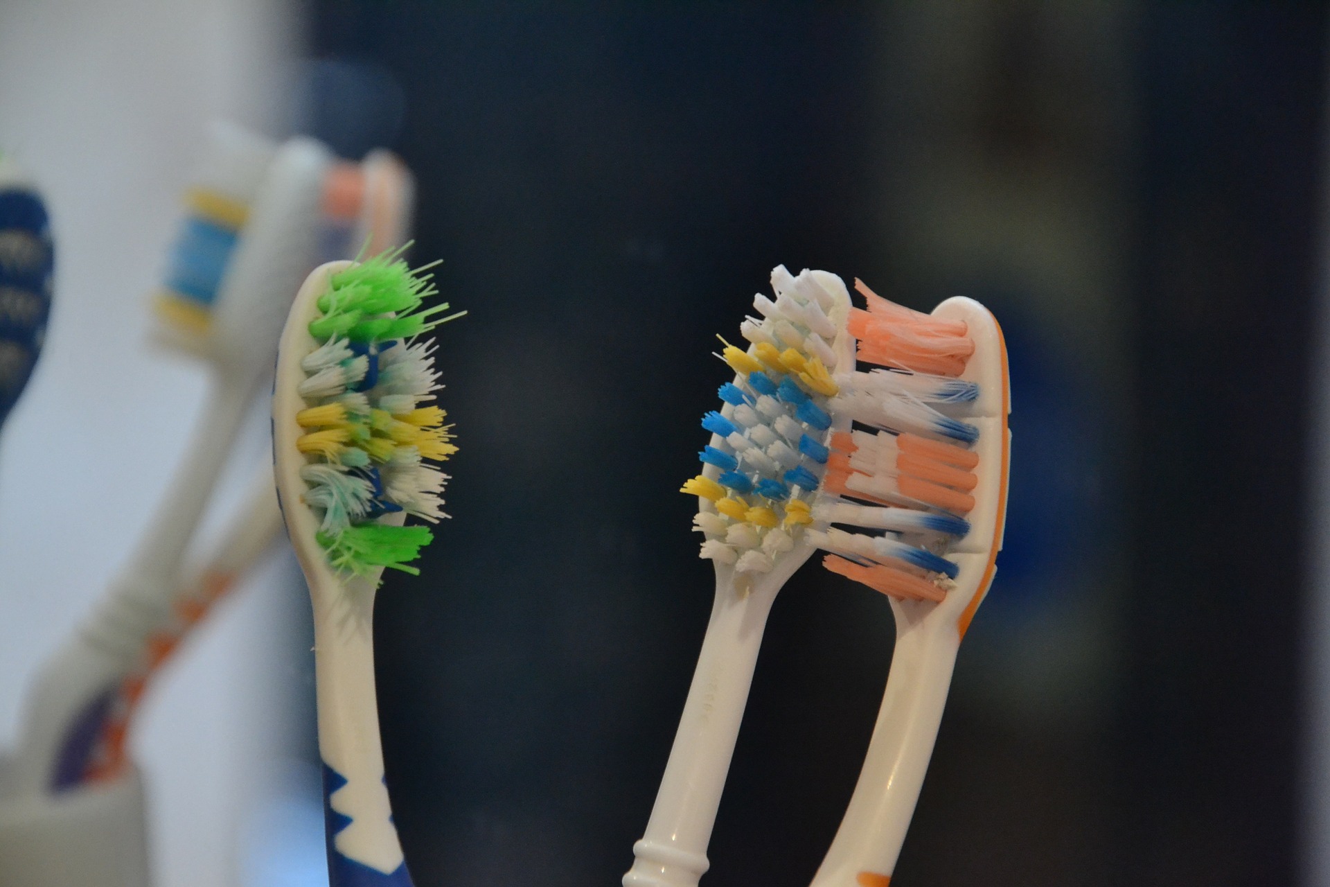 Debe tenerse en cuenta que los cepillos de dientes muchas veces son alcanzados por la aerozolización del inodoro al descargarse el depósito (Pixabay)