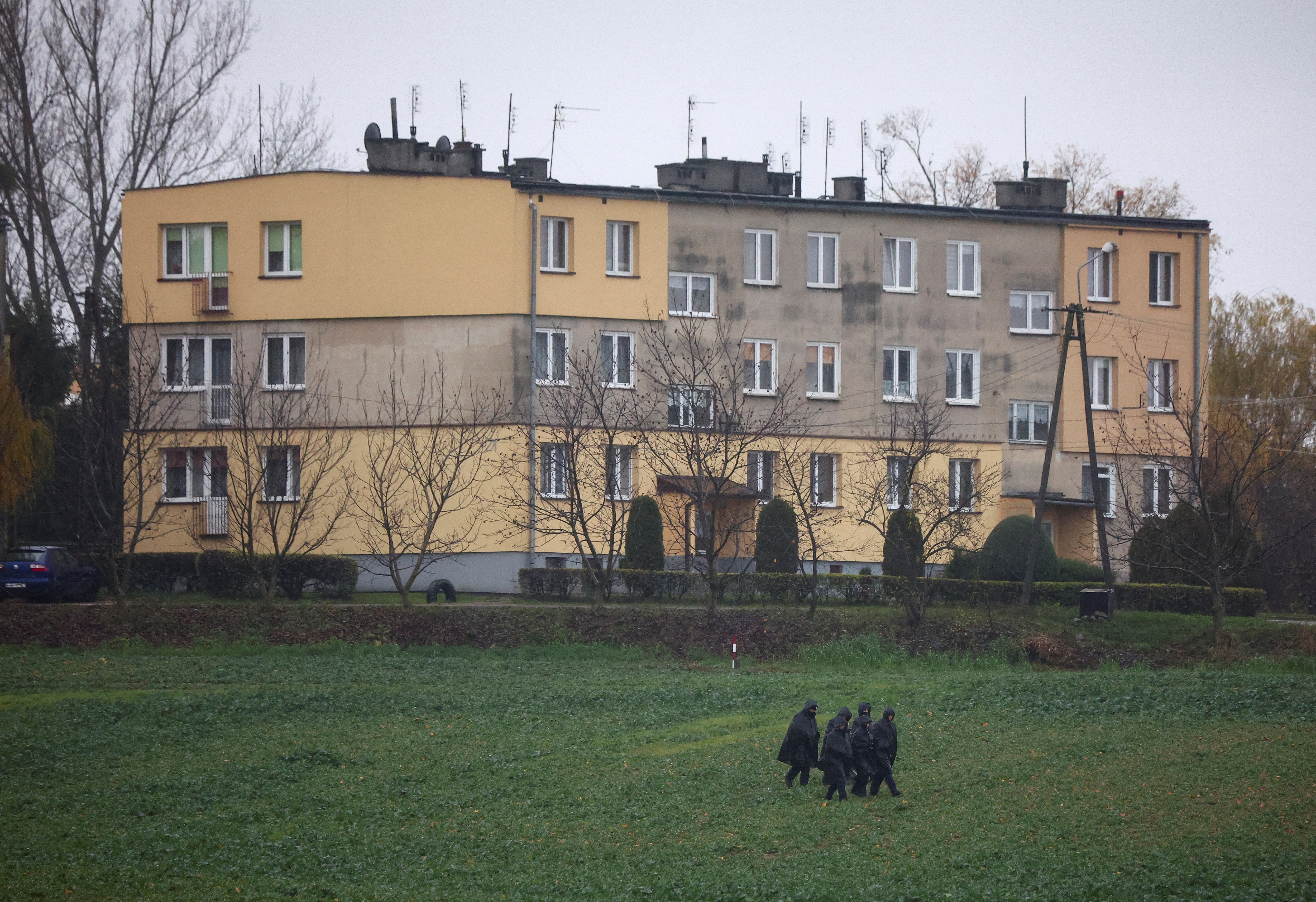 Agentes de policía caminan cerca del lugar de una explosión en Przewodow, un pueblo del este de Polonia cerca de la frontera con Ucrania, el 16 de noviembre de 2022. REUTERS/Kacper Pempel
