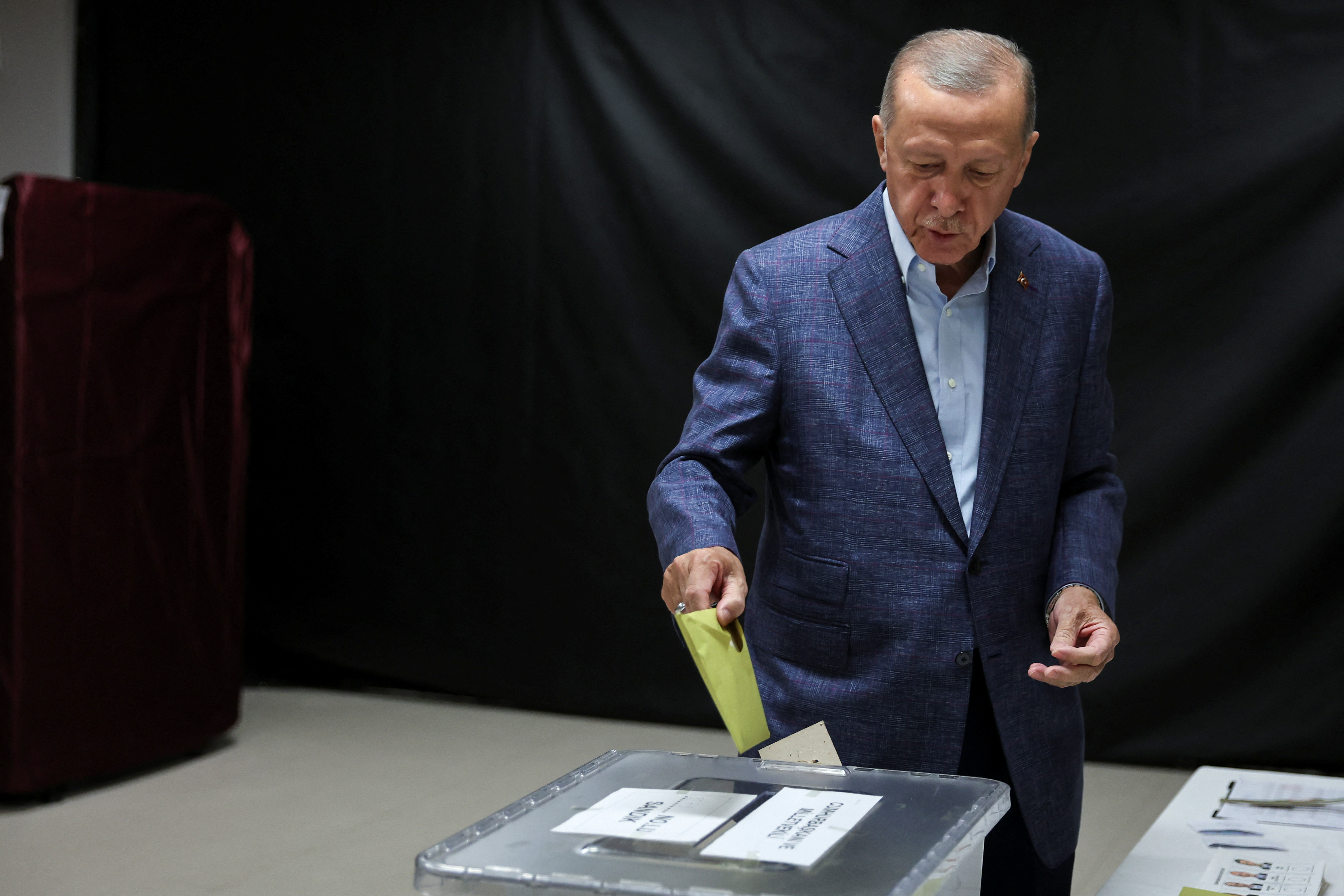 El presidente turco Tayyip Erdogan deposita su voto en un colegio electoral en Estambul, Turquía, el 14 de mayo de 2023. REUTERS/Umit Bektas/Pool