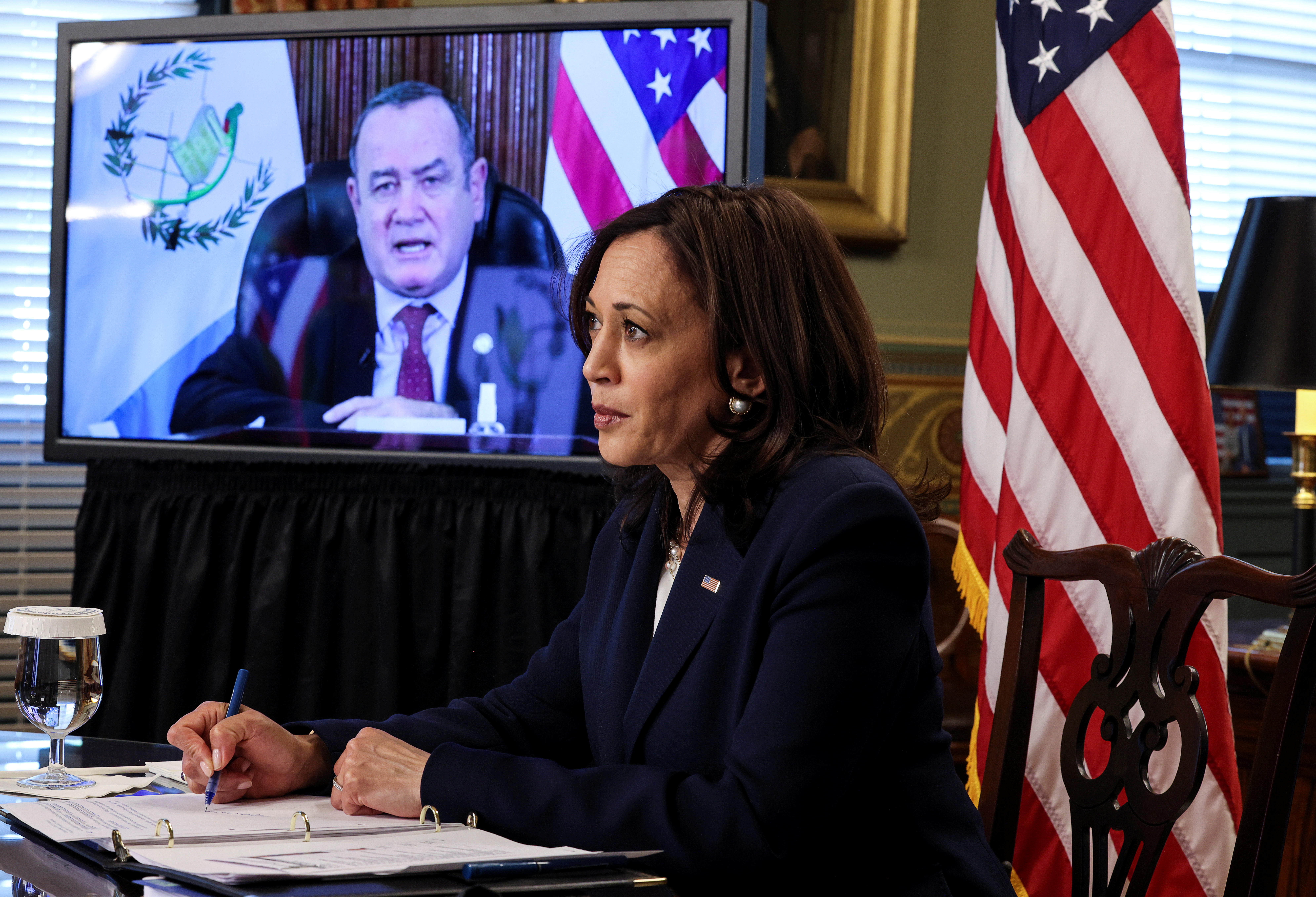 Kamala Harris conversa en videconferencia con el presidente de Guatemala, Alejandro Giammattei (Reuters)