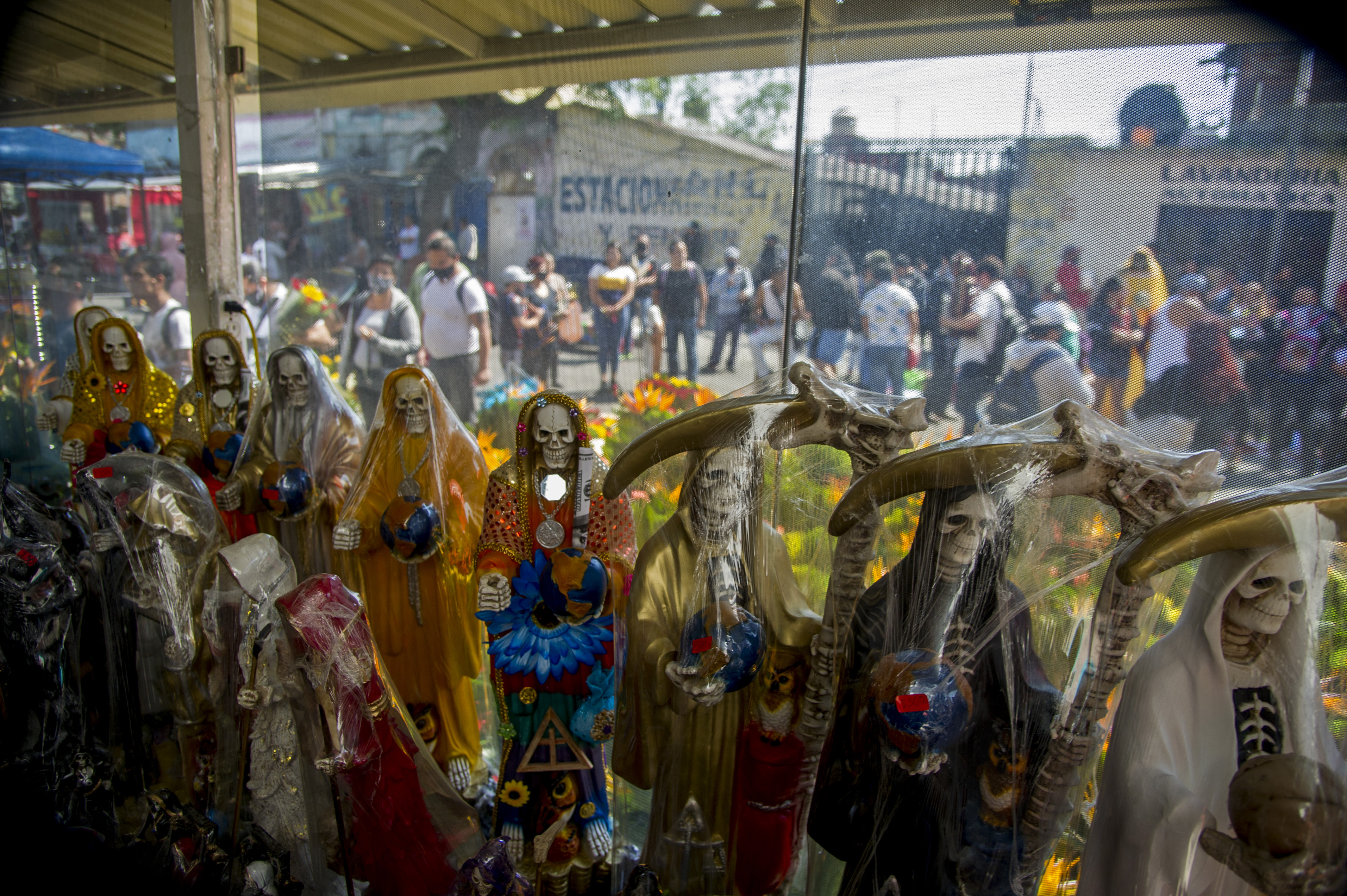 Figuras de Santa Muerte expuestas a la venta cerca de su santuario en la calle Alfarería, en el barrio de Tepito, de la Ciudad de México, el 1 de octubre de 2020