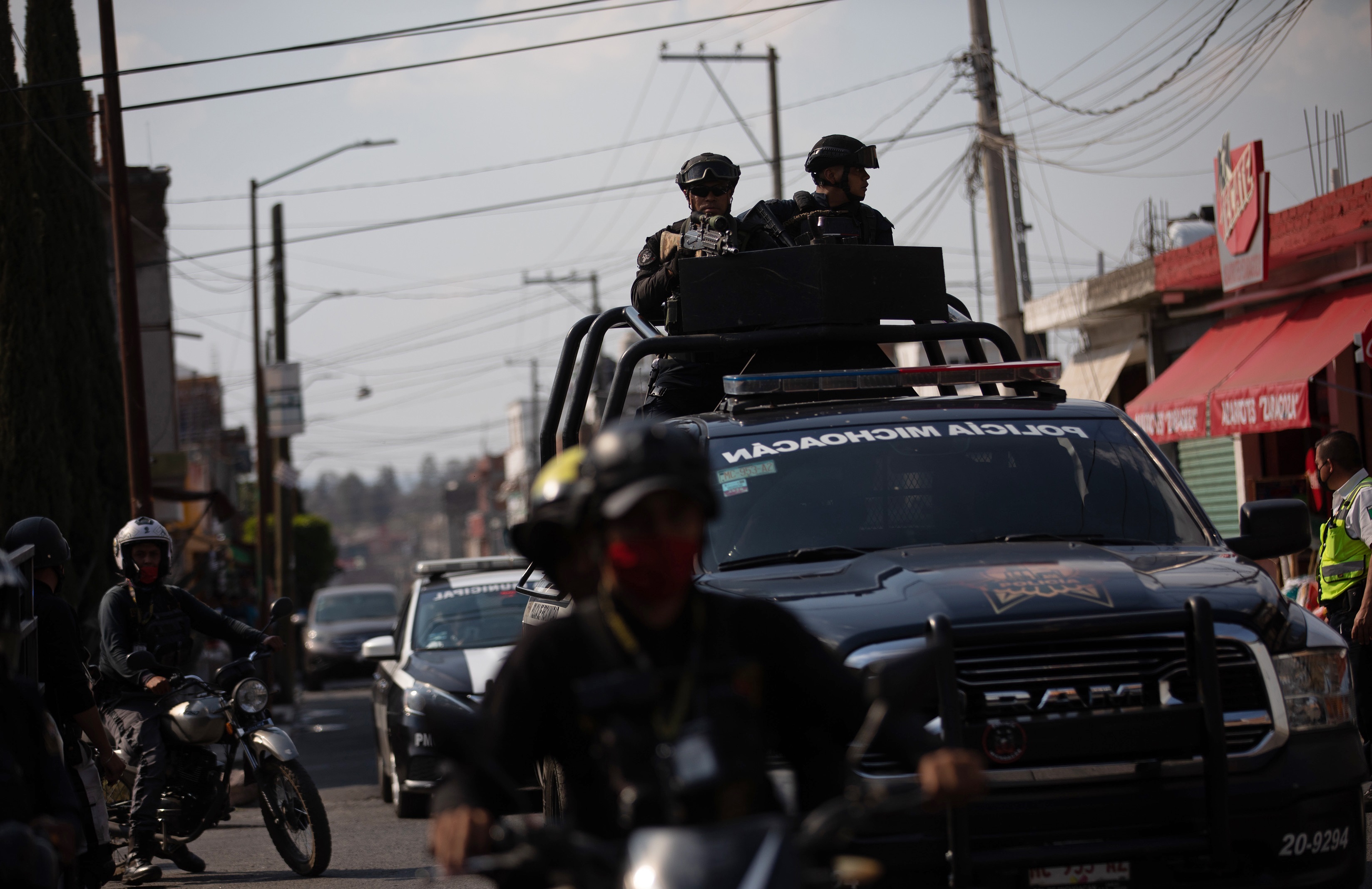 La Fiscalía de Michoacán acudió para el procesamiento de la escena criminal (Foto: EFE/Iván Villanueva)
