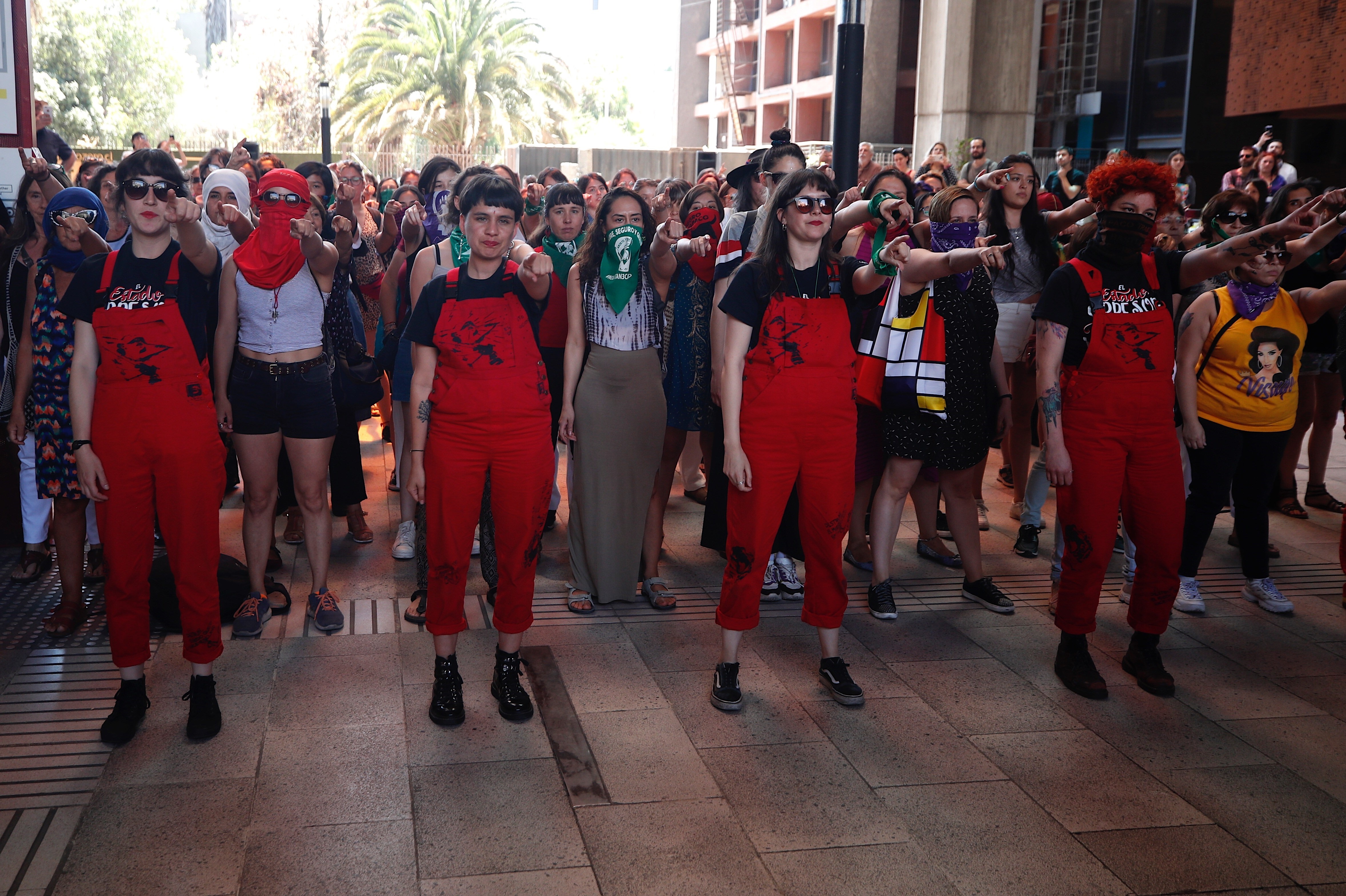 Vista del colectivo feminista Las Tesis realizando el performance del himno contra la violencia sexual "Un violador en tu camino" (EFE/Alberto Valdés/Archivo)
