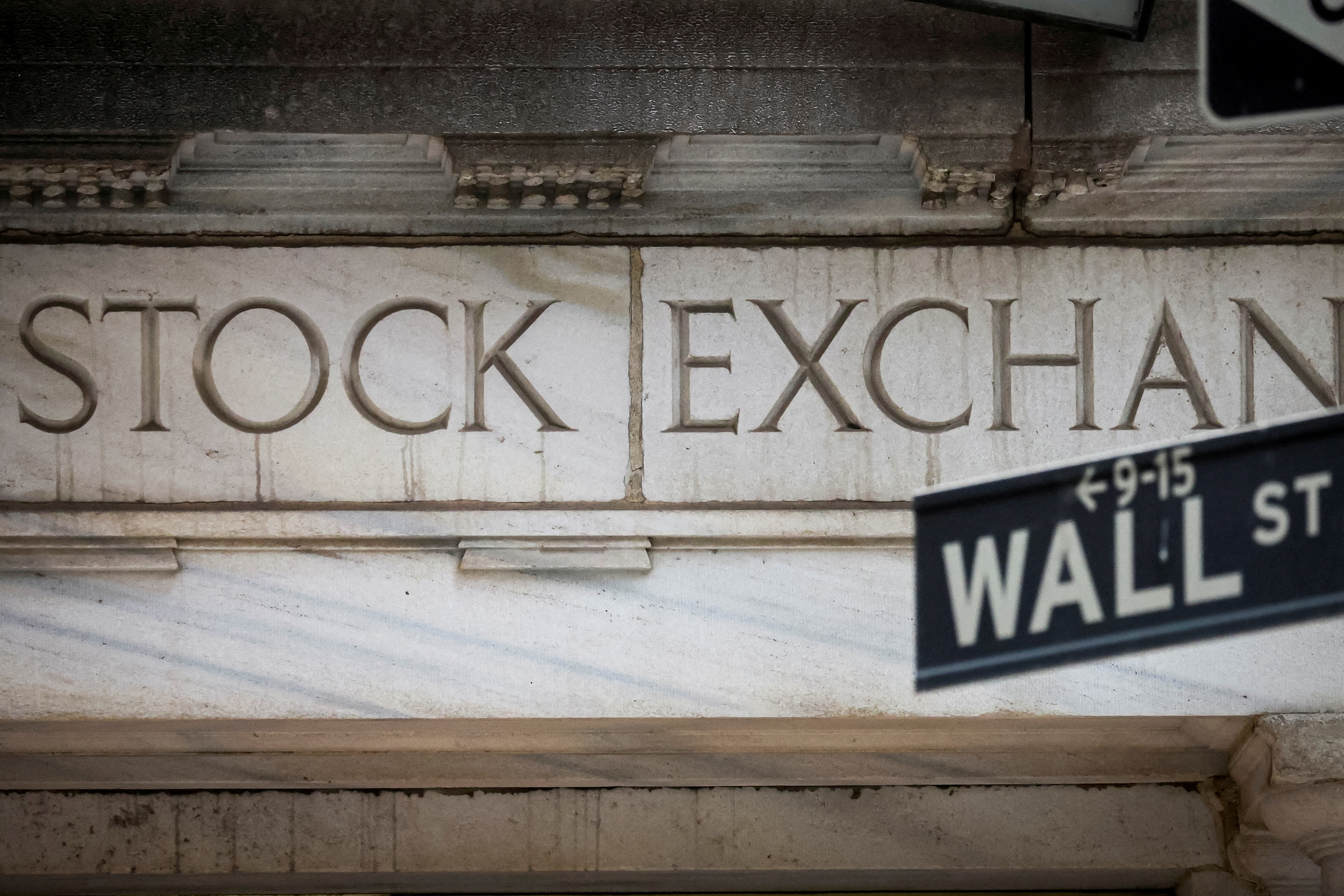 Una foto de archivo del ingreso a la Bolsa de Valores de Nueva York (REUTERS/Brendan McDermid)