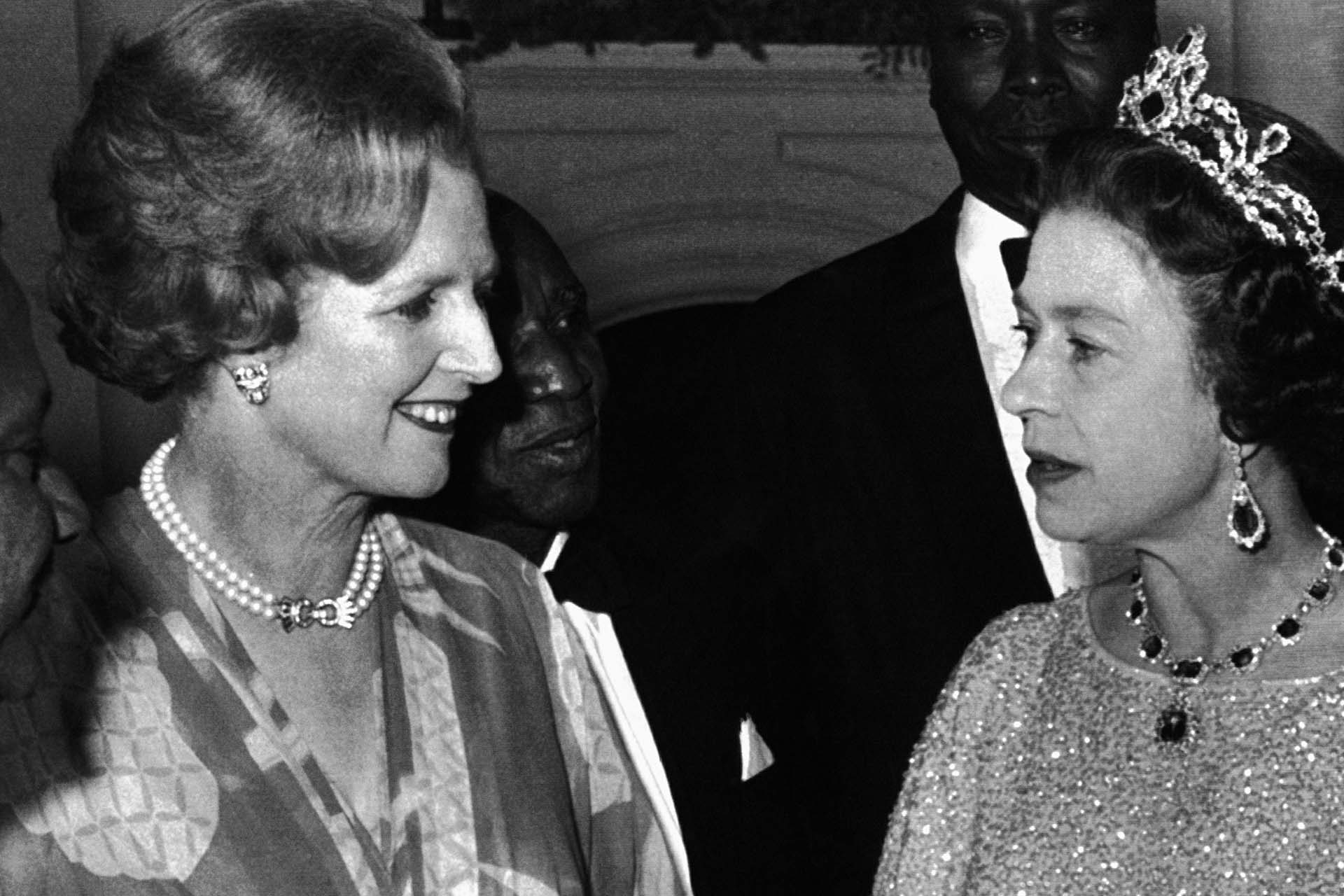 La reina junto a la Primera Ministra, Margaret Thatcher, quien falleció a los 87 años el 8 de abril de 2013