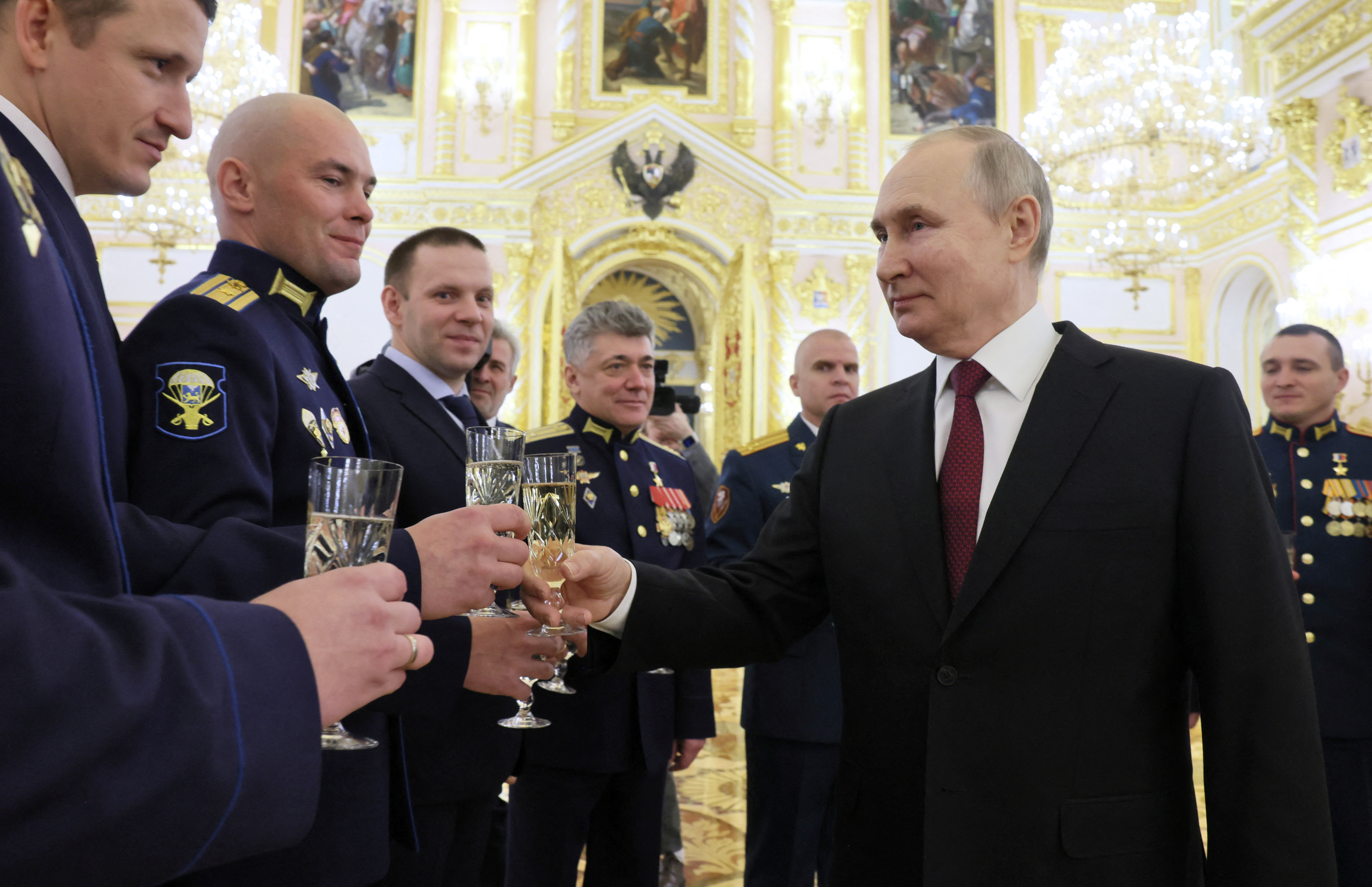 Putin entregó en el Kremlin el título de “Héroe de Rusia” a diez militares que participaron en la invasión a Ucrania (Sputnik/Mikhail Metzel/Pool via REUTERS)