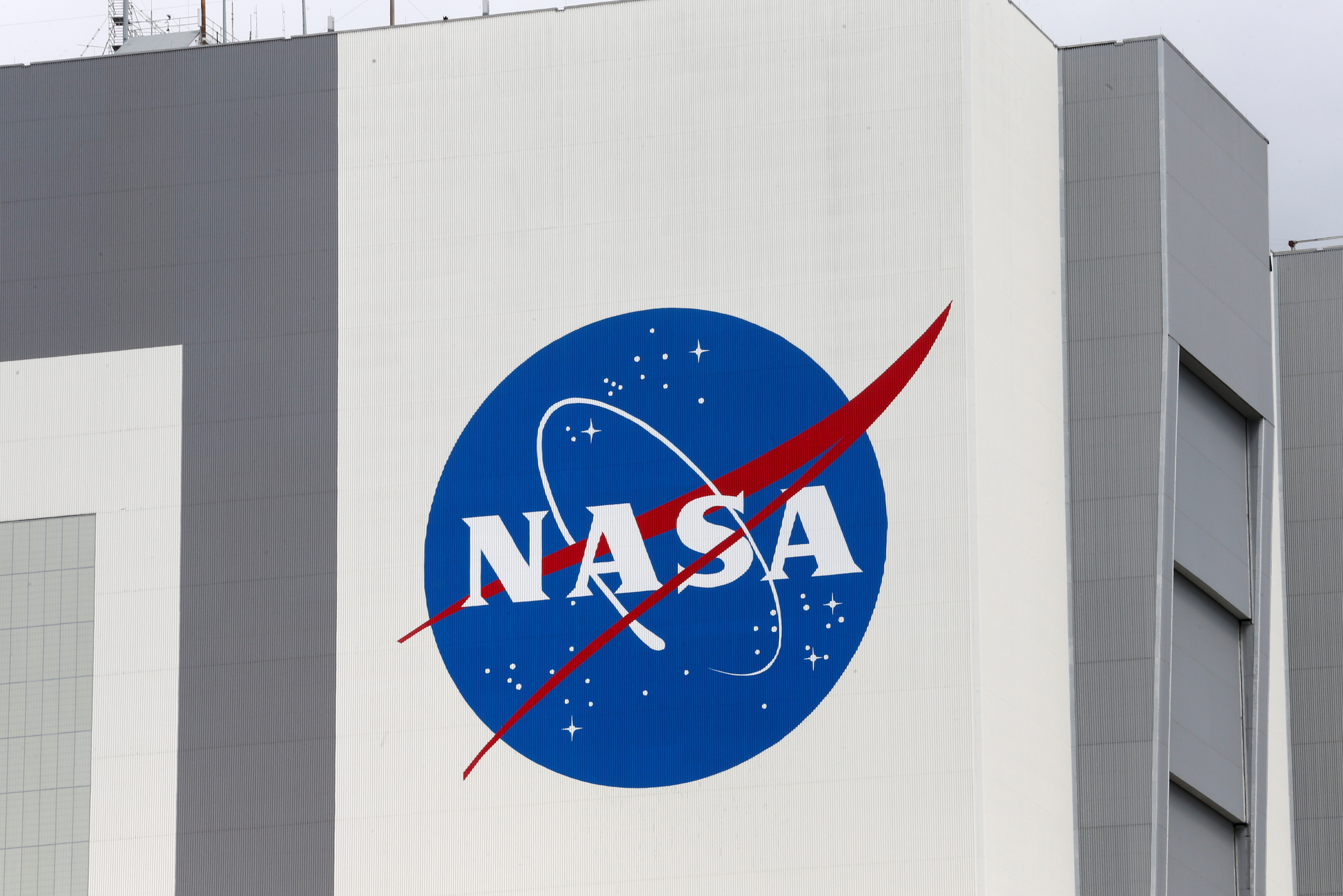 El logo de la NASA en el Centro Espacial de Kansas, Estados Unidos. REUTERS/Joe Skipper