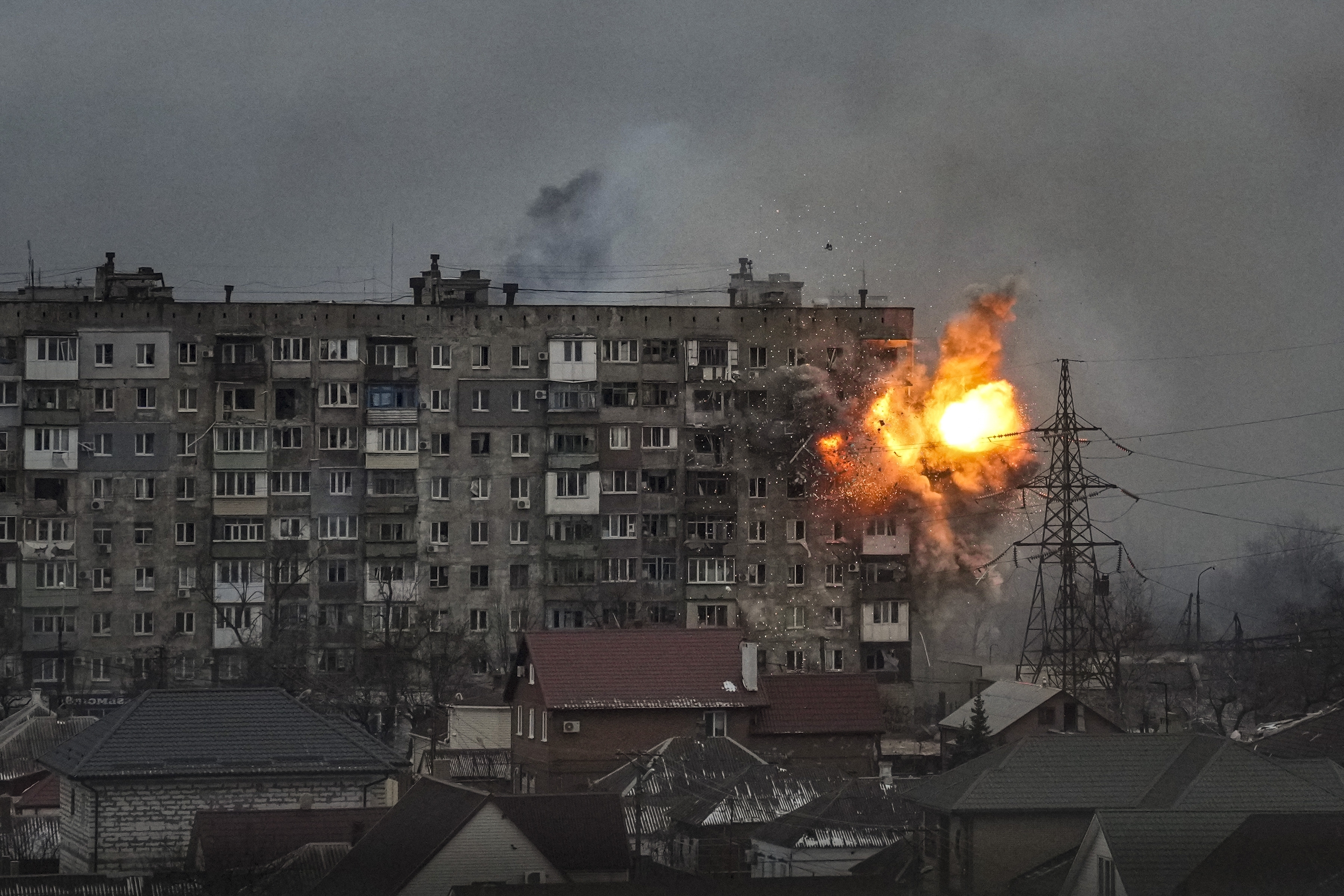 Una explosión estalla en un edificio de apartamentos en 110 Mytropolytska Street, luego de que un tanque del ejército ruso le disparara en Mariupol, Ucrania, el 11 de marzo de 2022 (Foto AP/Evgeniy Maloletka)