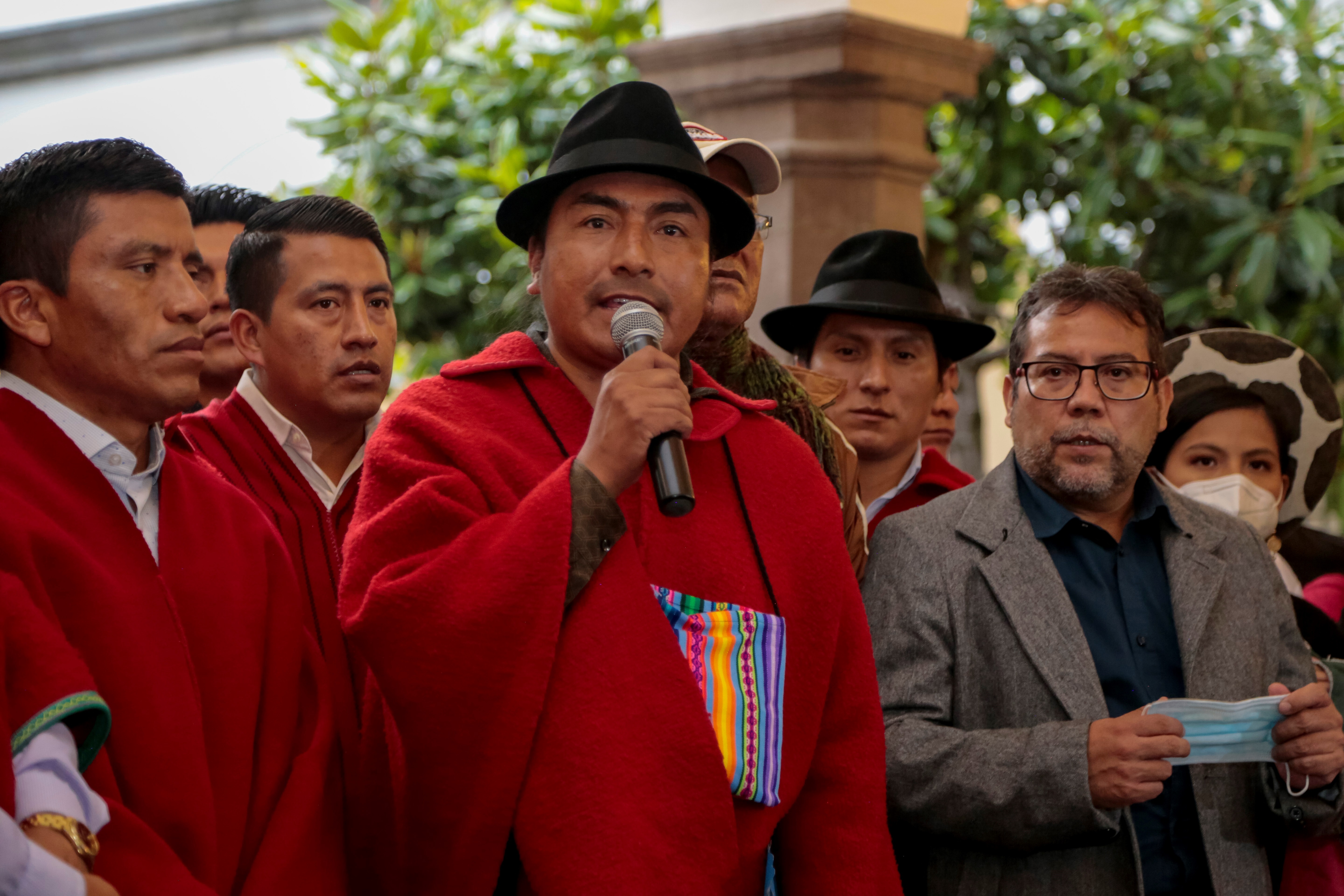 El presidente de la Confederación de Nacionalidades Indígenas de Ecuador (Conaie), Leonidas Iza (c), en una fotografía de archivo. EFE/Santiago Fernández

