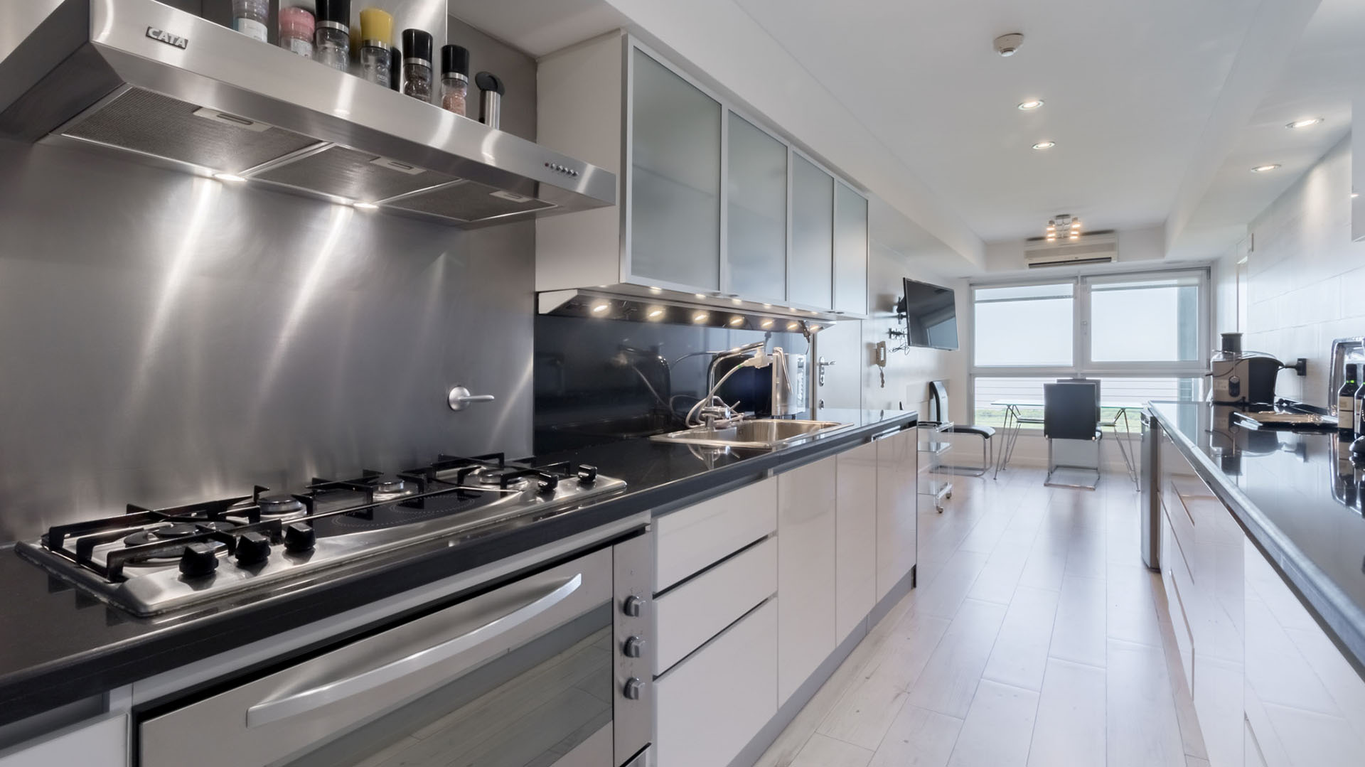 Amplia cocina en Le Parc